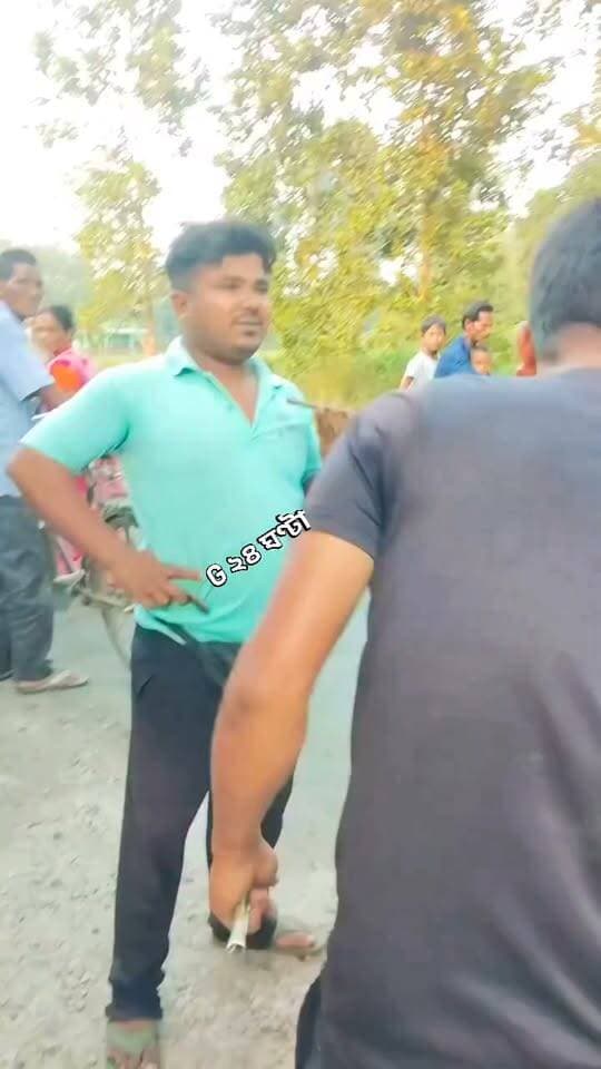 অনলাইনে শাড়ি অর্ডার করে কি অবস্থা গ্রাহকের
সাথে ডেলিভারি বয়কে আটকে রেখে বিক্ষোভ
ভাইরাল ভিডিও