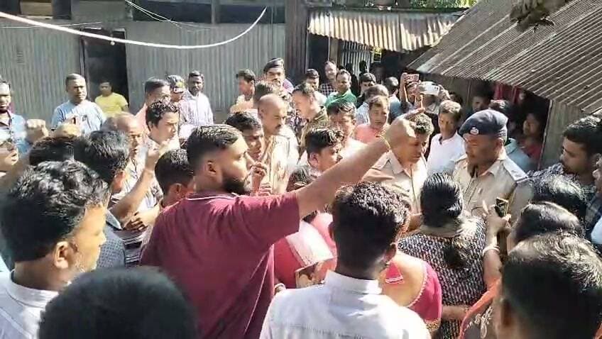 প্রাক্তন বিজেপি বিধায়কের বাড়িতে বিশাল পুলিশ বাহিনীর হানা
চঞ্চল্য ময়নাগুড়িতে