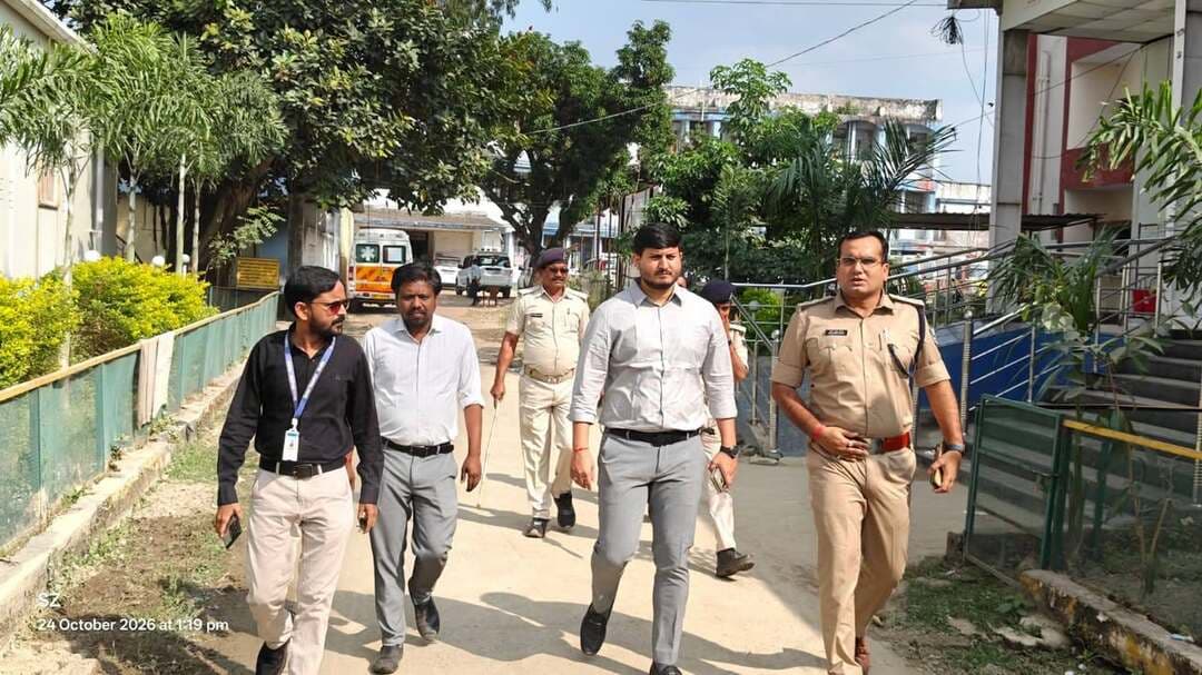 अररिया सदर अस्पताल के बाहर खड़े निजी एम्बुलेंस के विरुद्ध छापेमारी, दो एम्बुलेंस को विधिसम्मत कार्रवाई हेतु थाने भेजा गया
अररिया जिला पदाधिकारी विनोद दूहन के निर्देशानुसार आज अनुमंडल पदाधिकारी द्वारा सदर अस्पताल, अररिया के बाहर खड़े निजी एम्बुलेंस के विरुद्ध छापेमारी अभियान चलाया गया। इस कार्रवाई के दौरान अस्पताल के बाहर खड़े दो निजी एम्बुलेंस को पकड़ा गया तथा विधिसम्मत कार्रवाई हेतु संबंधित थाने ले जाया गया।
उल्लेखनीय है कि स्वास्थ्य विभाग के सचिव द्वारा निर्गत पत्र के माध्यम से निर्देश दिया गया है कि किसी भी सरकारी स्वास्थ्य संस्थान के परिसर के अंदर अथवा बाहर, मुख्य द्वार के समीप या आसपास निजी एम्बुलेंस का अनधिकृत पड़ाव नहीं होना चाहिए। उक्त निर्देश के अनुपालन एवं सरकारी स्वास्थ्य संस्थानों में आने वाले मरीजों के हितों की रक्षा सुनिश्चित करने के उद्देश्य से जिला पदाधिकारी के निर्देश पर यह कार्रवाई की गई।
प्रशासन को सूचना प्राप्त हो रही थी कि कुछ निजी एम्बुलेंस संचालक सरकारी अस्पतालों के बाहर अपने वाहन खड़े रखते हैं तथा सरकारी स्वास्थ्य संस्थानों में इलाज के लिए आने वाले मरीजों एवं उनके परिजनों को बहला-फुसलाकर निजी अस्पतालों एवं अन्य निजी स्वास्थ्य संस्थानों में इलाज कराने के लिए प्रेरित करते हैं। इस कारण मरीजों एवं उनके परिजनों को अनावश्यक रूप से भारी आर्थिक बोझ का सामना करना पड़ सकता है।
जिला प्रशासन का उद्देश्य सरकारी स्वास्थ्य संस्थानों में आने वाले मरीजों को सरकार द्वारा उपलब्ध कराई जा रही निःशुल्क एवं अन्य स्वास्थ्य सुविधाओं का समुचित लाभ सुनिश्चित करना तथा उन्हें अनावश्यक आर्थिक परेशानी से बचाना है। साथ ही, स्वास्थ्य विभाग द्वारा जारी निर्देशों का सख्ती से अनुपालन सुनिश्चित करना भी इस कार्रवाई का प्रमुख उद्देश्य है।
जिला प्रशासन, अररिया द्वारा स्पष्ट किया जाता है कि सरकारी स्वास्थ्य संस्थानों के परिसर एवं आसपास निजी एम्बुलेंस के अनधिकृत पड़ाव तथा मरीजों को अनुचित तरीके से निजी स्वास्थ्य संस्थानों में ले जाने से संबंधित गतिविधियों पर रोक लगाने के लिए आवश्यक कार्रवाई की जाएगी।