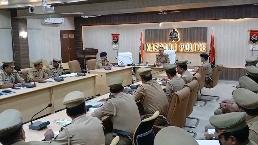 जनसुनवाई में लापरवाही पर होगी सख्त कार्रवाई, अपराधियों पर जीरो टॉलरेंस की नीति अपनाएं: एसपी
कानून-व्यवस्था की समीक्षा बैठक में महिला सुरक्षा, साइबर अपराध और यातायात व्यवस्था को लेकर दिए निर्देश
कासगंज। पुलिस अधीक्षक ओपी सिंह ने 27/28 अक्टूबर की रात्रि पुलिस कार्यालय स्थित सभागार में जनशिकायतों के निस्तारण एवं कानून-व्यवस्था की समीक्षा बैठक की। बैठक में जनपद के समस्त राजपत्रित अधिकारी और थाना व शाखा प्रभारी मौजूद रहे।
बैठक में एसपी ने थानों और पुलिस कार्यालय में आने वाले पीड़ितों की शिकायतों पर प्रभावी जनसुनवाई करने तथा आईजीआरएस और शिकायती प्रार्थना-पत्रों का समयबद्ध एवं गुणवत्तापूर्ण निस्तारण सुनिश्चित करने के निर्देश दिए। उन्होंने स्पष्ट किया कि अपराध और अपराधियों के प्रति जीरो टॉलरेंस की नीति अपनाई जाए। शिकायतों के निस्तारण में लापरवाही बरतने वाले पुलिसकर्मियों के खिलाफ सख्त कार्रवाई की जाएगी।
महिला सुरक्षा के संबंध में मिशन शक्ति फेज-6 अभियान, एंटी रोमियो स्क्वॉड की सक्रियता और महिला हेल्पडेस्क पर प्राप्त शिकायतों के त्वरित निस्तारण की समीक्षा की गई। एसपी ने महिलाओं एवं बालिकाओं की सुरक्षा और जागरूकता कार्यक्रमों को और प्रभावी बनाने पर जोर दिया।
सड़क सुरक्षा के तहत जनपद को जीरो फैटेलिटी डिस्ट्रिक्ट बनाने के प्रयासों की समीक्षा की गई। इस दौरान ओवरस्पीडिंग, नशे में वाहन चलाने, अवैध कटों पर कार्रवाई तथा स्पीड लेजर गन और ब्रेथ एनालाइजर के उपयोग को लेकर आवश्यक दिशा-निर्देश दिए गए।
इसके अलावा साइबर अपराधों की शिकायतों, वित्तीय धोखाधड़ी में धनराशि वापस कराने के प्रयासों और सीईआईआर पोर्टल के माध्यम से खोए व चोरी हुए मोबाइल फोन की बरामदगी की प्रगति पर चर्चा हुई। यक्ष ऐप पर अपराधियों के सत्यापन, गांवों एवं मोहल्लों की फीडिंग और हिस्ट्रीशीट खोलने की प्रक्रिया की भी समीक्षा की गई।
एसपी ने सभी अधिकारियों एवं थाना प्रभारियों को निर्देश दिए कि जनशिकायतों का गुणवत्तापूर्ण निस्तारण, अपराध नियंत्रण और आमजन की सुरक्षा सर्वोच्च प्राथमिकता रहे।
#Kasganjpolice