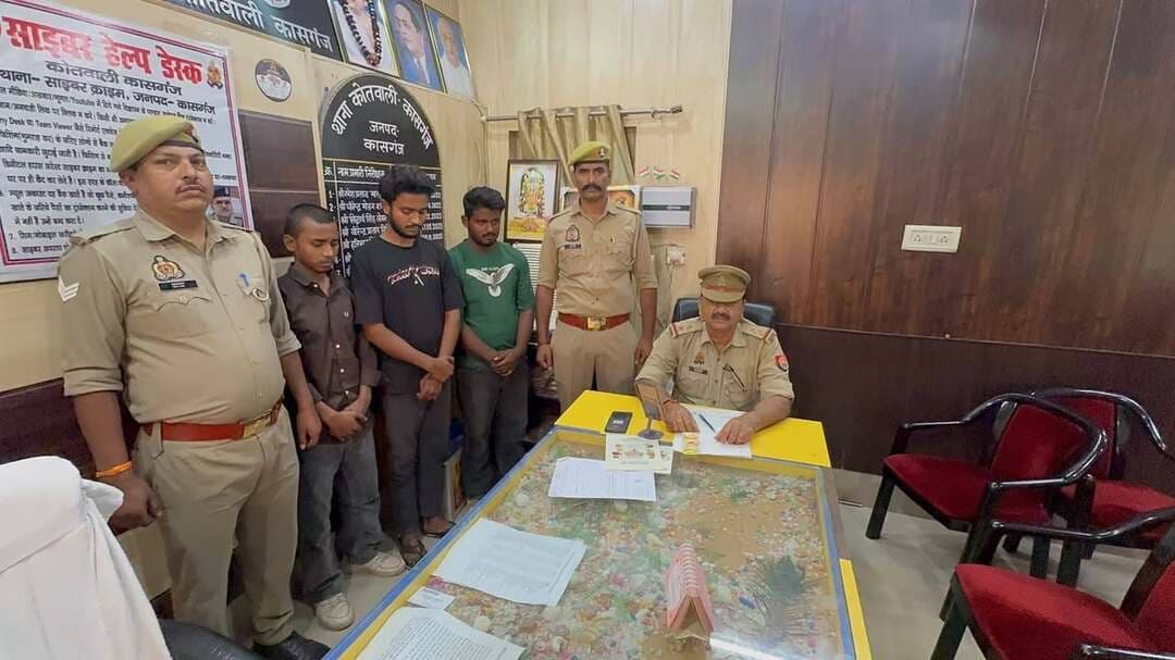 ई-रिक्शा की चोरी की चार बैटरियों के साथ तीन आरोपी गिरफ्तार
कासगंज पुलिस ने लोको कॉलोनी सहावर गेट से पकड़ा, चोरी के मामले में मुकदमा दर्ज
कासगंज, 27 अक्टूबर। कोतवाली कासगंज पुलिस ने ई-रिक्शा की चोरी की चार बैटरियों के साथ तीन आरोपियों को गिरफ्तार किया है। पुलिस ने आरोपियों के खिलाफ मुकदमा दर्ज कर विधिक कार्रवाई की है।
पुलिस के अनुसार, 26 अक्टूबर की देर रात लोको कॉलोनी सहावर गेट क्षेत्र से रवि निवासी पवसरा, ओमप्रजापति निवासी चांडी चौराहा और आकाश निवासी पहाड़पुर, थाना कासगंज को गिरफ्तार किया गया। उनके कब्जे से चोरी की चार ई-रिक्शा बैटरियां बरामद हुईं।
पुलिस ने तीनों आरोपियों के विरुद्ध कोतवाली कासगंज में मुकदमा अपराध संख्या 640/2026, धारा 303(2)/317(2) बीएनएस के तहत मामला दर्ज किया है।
यह कार्रवाई पुलिस अधीक्षक ओपी सिंह के निर्देशन, अपर पुलिस अधीक्षक आलोक सिंह के पर्यवेक्षण तथा क्षेत्राधिकारी नगर आंचल चौहान के नेतृत्व में की गई। गिरफ्तारी करने वाली टीम में प्रभारी निरीक्षक जगदीश चंद्र और कोतवाली पुलिस टीम शामिल रही।