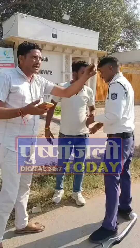 ग्वालियर में लोडिंग वाहन चालक का हंगामा, ट्रैफिक आरक्षक पर पत्थर से हमला,