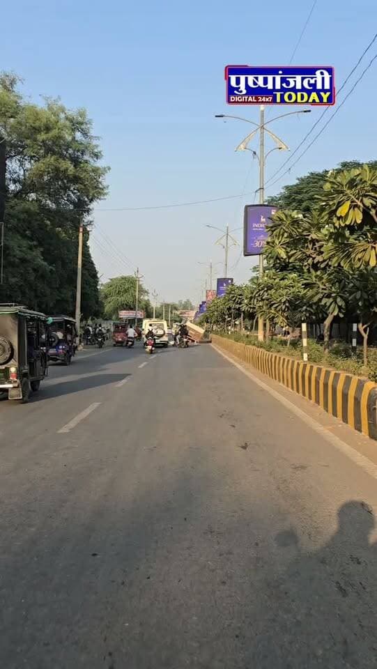 भिंड रोड पर बड़ा हादसा टला! इंटरलॉक टाइल्स से भरी ट्रॉली का पहिया टूटकर हुआ अलग,