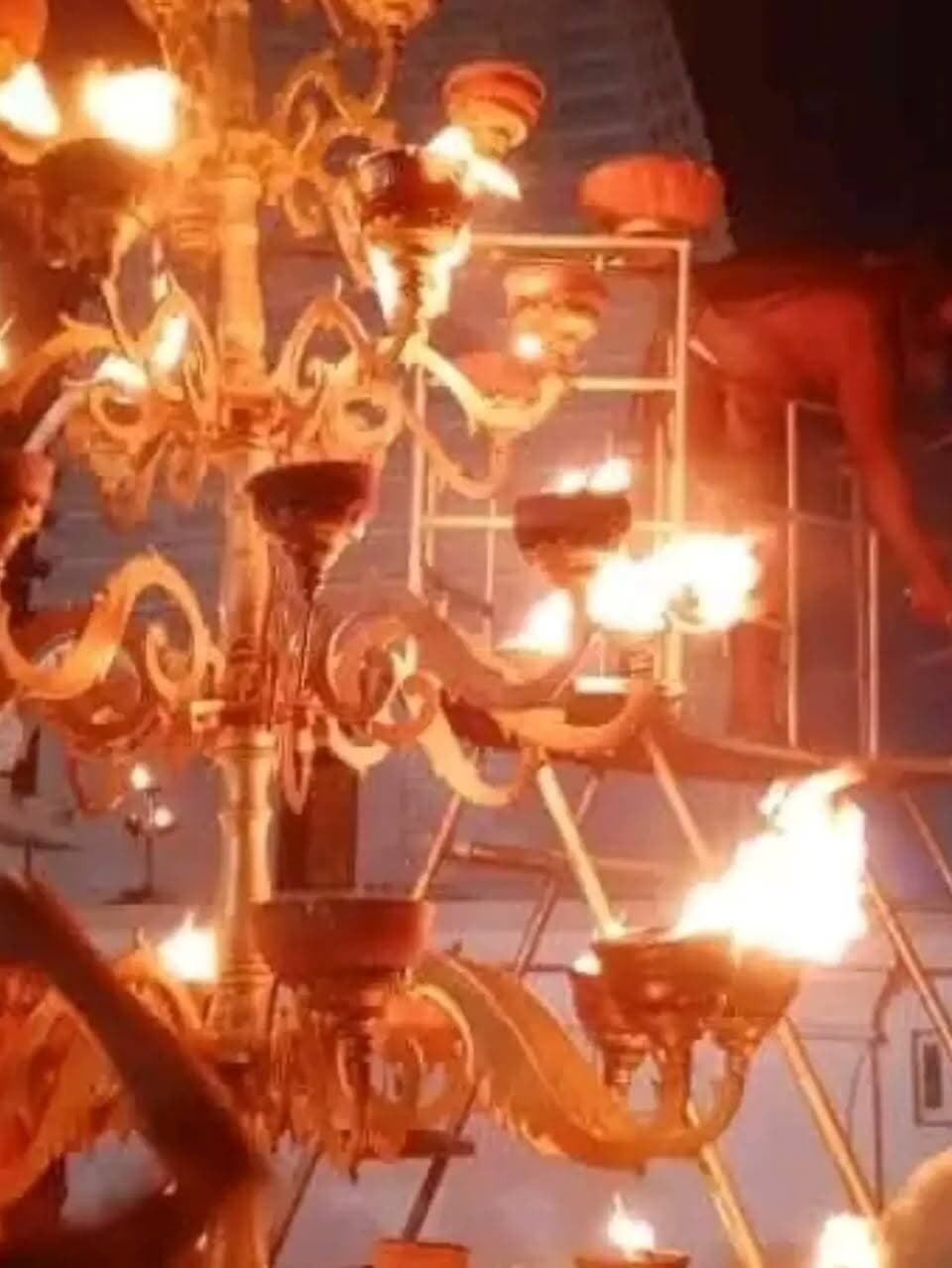 ଢେ଼ଙ୍କାନାଳର ବିଶ୍ଵପ୍ରସିଦ୍ଧ ଏହି ଯୋରନ୍ଦା ଗାଦିରେ ରହିଛି ମହିମା ଗୋସେଇଁଙ୍କ ସମାଧି ମନ୍ଦିର । ସତ୍ୟ ମହିମା ଧର୍ମ ଓଡ଼ିଶାର ମୌଳିକ ଧର୍ମ ଭାବେ ପରିଚିତ #ଯୋରନ୍ଦା_ଗାଦିରେ_ପ୍ରଭୁ_ମହିମା_ଗୋସେଇଁଙ୍କ_ସମାଧି_ମନ୍ଦିର
ଢେ଼ଙ୍କାନାଳ ସଦର : ଢେ଼ଙ୍କାନାଳର ବିଶ୍ଵପ୍ରସିଦ୍ଧ ଏହି ଯୋରନ୍ଦା ଗାଦିରେ ରହିଛି ମହିମା ଗୋସେଇଁଙ୍କ ସମାଧି ମନ୍ଦିର । ସତ୍ୟ ମହିମା ଧର୍ମ ଓଡ଼ିଶାର ମୌଳିକ ଧର୍ମ ଭାବେ ପରିଚିତ । ଉନ୍ନବିଂଶ ଶତକରେ ପ୍ରଥମ ଭାଗରେ ଏହି ଧର୍ମକୁ ପ୍ରତିଷ୍ଠା କରିଥିଲେ ମହିମା ଗୋସାଇଁ । ଯେତେବେଳେ ସାଧାରଣ ମଣିଷ ବହୁ କଷ୍ଟ,ଦୁଃଖ,ଯନ୍ତ୍ରଣାରେ ଛନ୍ଦି ହେଉଥିଲା ଅନ୍ଧ ବିଶ୍ବାସ,କୁସଂସ୍କାର ଜଗତକୁ ଭରାକ୍ରାନ୍ତ କରୁଥିଲା ଠିକ୍ ସେତିକି ବେଳେ ଏହି ଧର୍ମର ଉତ୍ପତ୍ତି ହୋଇଥିଲା। ଏହି ଧର୍ମ ସାଧାରଣ ମଣିଷକୁ ଦେଖାଇଲା ମୁକ୍ତିର ବାଟ । ପ୍ରଥମେ ଧୂଳିଆବାବା ନାମରେ ଶ୍ରୀକ୍ଷେତ୍ର ପୁରୀରେ ୧୮୨୬ ମସିହାରେ ଆବିର୍ଭାବ ହୋଇଥିଲେ ମହିମା ସ୍ଵାମୀ। ଏହା ପରେ ଖଣ୍ଡଗିରି ଓ ୧୮୩୮ ମସିହାରୁ ଢେ଼ଙ୍କାନାଳର କପିଳାସ ପର୍ବତରେ ୨୪ ବର୍ଷ କାଳ ଅବସାନ କରିଥିଲେ । ୧୨ ବର୍ଷ କାଳ ଫଳହାର ଗୋସେଇଁ ଓ କ୍ଷୀର ଆହାରୀ ଗୋସେଇଁ ଭାବେ ମହିମା ସ୍ଵାମୀ ପରିଚିତ ଥିଲେ। ଏହା ପରେ ଖଣ୍ଡଗିରି,କପିଳାସର ତପୋବନରେ ଯୋଗସାଧନ,ଆତ୍ମାଯୋଗରେ ସିଦ୍ଧିଲାଭ କରି ଗୋବିନ୍ଦ ବାବା ଓ ସନ୍ଥକବି ଭୀମଭୋଇଙ୍କୁ ଦୀକ୍ଷାଦାନ କରିଛନ୍ତି। ୧୮୬୨ ମସିହାରେ ଚାଲିଥିଲା ମହାନିତ୍ୟ ଖେଳ । ଢେ଼ଙ୍କାନାଳସ୍ଥିତ ଯୋରନ୍ଦା ଗ୍ରାମରେ ପ୍ରତିଷ୍ଠା କରିଥିଲେ ମହିମାଗାଦି । ମହିମା ଧର୍ମର ଆଦିଗୁରୁ,ଶୂନ୍ୟଦେହୀ,୧୮୭୬ ମସିହା ଫାଲଗୁନ ଶୁକ୍ଲଚତୁର୍ଦ୍ଦଶୀରେ ଯୋରନ୍ଦା ଟୁଙ୍ଗୀରେ ମହାନିତ୍ୟ ଖେଳସାରି ସେ ଶୁନ୍ୟରେ ଲୀନ ହୋଇଥିଲେ । ମହିମା ଧର୍ମର ପ୍ରତିଷ୍ଠାତା ଥିଲେ ମହିମା ଗୋସେଇଁ । ସନ୍ଥକବି ଭୀମଭୋଇଙ୍କ ମତରେ ମହିମା ସ୍ଵାମୀ ହେଉଛନ୍ତି ମୂଳଧାରା, ସେ ସୃଷ୍ଟିର ସ୍ରଷ୍ଟା ନିଜ ଇଚ୍ଛାରେ ମର୍ତ୍ତ୍ୟମଣ୍ଡଳରେ ସେ ଧରାବତରଣ କରନ୍ତି।ଖଣ୍ଡଗିରି,ଅନ୍ଧାରୁଆ,ପଟିଆ,ଡ଼ମଣା,ଦାରୁଠେଙ୍ଗ ଆଦି ବିଭିନ୍ନ ସ୍ଥାନରେ ଅଲେଖ ଟୁଙ୍ଗୀ ମାନ ପ୍ରତିଷ୍ଠା କରି ସାରା ଜଗତର ମଙ୍ଗଳ କାମନା କରିଛନ୍ତି। ଯୋରନ୍ଦା ମହିମା ଗାଦିରେ ମାଘ ମେଳା ଯୋରନ୍ଦା ଗାଦି ମହିମା ଧର୍ମର ମହାନିତ୍ୟ ପୁର ଭାବେ ପରିଚିତ । ଏହି ଗାଦିର ପ୍ରତିଷ୍ଠାତା ଥିଲେ ମହିମା ଗୋସେଇଁ । ଏଥିପାଇଁ ଢେ଼ଙ୍କାନାଳର ରାଜା ଭାଗିରଥି ଭ୍ରମରବର ମହେନ୍ଦ୍ରବାହାଦୁର ଦେଇଥିଲେ ୫କୋଶ ପରିମିତ ଜାଗା। ଏଠାରେ ସେ ମହିମା ଧର୍ମର ଶିଷ୍ୟ ମାନଙ୍କୁ ଦୀକ୍ଷିତ କରାଇଲେ। ମହିମାସ୍ଵାମୀ ସମଗ୍ର ଜୀବନ ଥିଲା ଯୋଗ ସାଧନ । ଯୋଗ ସାଧନ ସହ ଧର୍ମ ପ୍ରଚାର କରି ୧୮୭୬ ମସିହାରେ ସେ ମହିମା ଆଶ୍ରମରେ ସେ ସମାଧି ହୋଇ ଇହଧାମ ତ୍ୟାଗ କରିଥିଲେ।