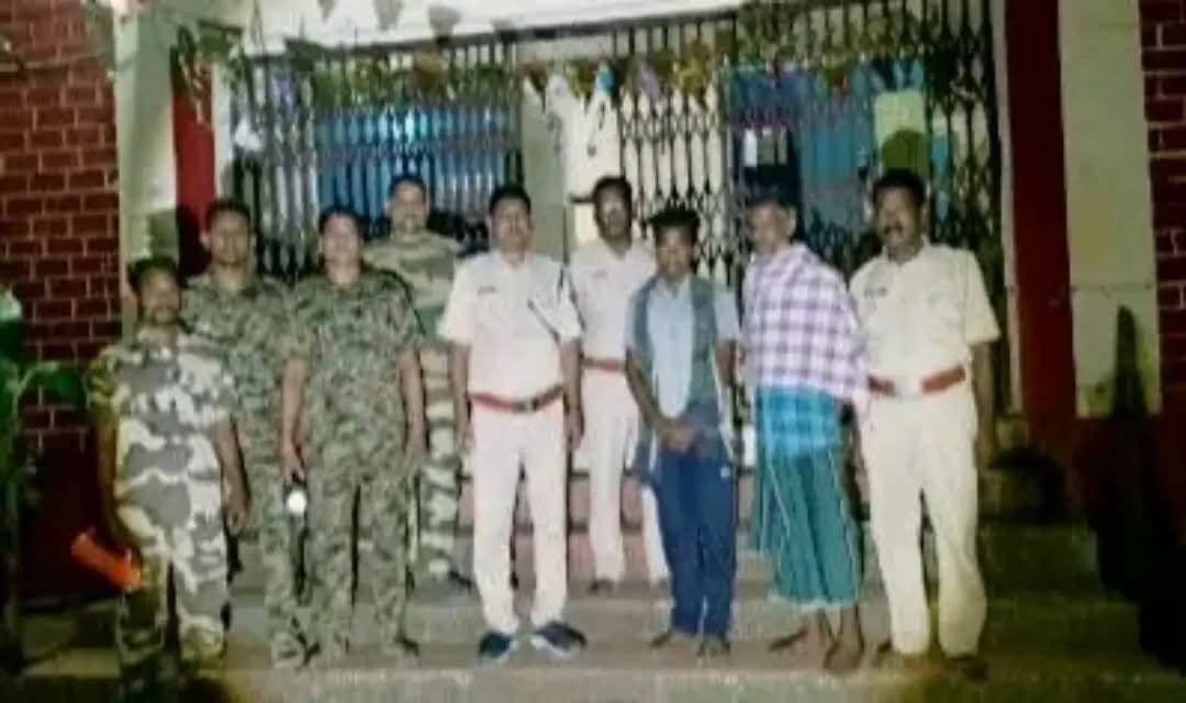 ହିନ୍ଦୋଳ ବନାଞ୍ଚଳରେ ଜନ୍ତୁ ଶିକାର ପାଇଁ ପ୍ରସ୍ତୁତ ବୋମା ଜବତ, ୨ ଅଟକ
ଢେଙ୍କାନାଳ, ହିନ୍ଦୋଳ: ଢେଙ୍କାନାଳ ଜିଲ୍ଲାର ହିନ୍ଦୋଳ ବନାଞ୍ଚଳରେ ବନ୍ୟଜନ୍ତୁ ଶିକାର ପାଇଁ ପ୍ରସ୍ତୁତ କରାଯାଉଥିବା ବୋମା ଜବତ ହୋଇଛି। ଏହି ଘଟଣାରେ ଦୁଇ ଜଣଙ୍କୁ ଅଟକ ରଖି ବନ ବିଭାଗ ପକ୍ଷରୁ ତଦନ୍ତ ଜାରି ରହିଛି।
ସୂଚନା ଅନୁଯାୟୀ, ହିନ୍ଦୋଳ ବନାଞ୍ଚଳର କନ୍ତାମିଲା ବିଟ୍ ଅଧୀନ ଗୋବର୍ଦ୍ଧନପୁର ଅଞ୍ଚଳରେ କିଛି ବ୍ୟକ୍ତି ବନ୍ୟଜନ୍ତୁ ଶିକାର ଉଦ୍ଦେଶ୍ୟରେ ବିଟ୍ ବୋମା ପ୍ରସ୍ତୁତ କରୁଥିବା ନେଇ ବନ ବିଭାଗକୁ ଖବର ମିଳିଥିଲା। ଖବର ପାଇ ହିନ୍ଦୋଳ ରେଞ୍ଜରଙ୍କ ନେତୃତ୍ୱରେ ବନ ବିଭାଗର ଏକ ଟିମ୍ ସେଠାରେ ଚଢ଼ାଉ କରିଥିଲା।
ଚଢ଼ାଉ ସମୟରେ ବନ୍ୟଜନ୍ତୁ ଶିକାର ପାଇଁ ପ୍ରସ୍ତୁତ କରାଯାଉଥିବା କିଛି ବିଟ୍ ବୋମା ସହ ବୋମା ତିଆରିରେ ବ୍ୟବହୃତ ତାର ଓ ଅନ୍ୟାନ୍ୟ ସାମଗ୍ରୀ ଜବତ କରାଯାଇଥିଲା।
ଏହି ଘଟଣାରେ ହିନ୍ଦୋଳ ଥାନା ଅନ୍ତର୍ଗତ ଗୋହିରାଛୋଡ଼ ଗ୍ରାମର କୀର୍ତ୍ତନ ବେହେରାଙ୍କ ପୁଅ କରୁଣା ବେହେରା (୫୩) ଏବଂ ଗୋବର୍ଦ୍ଧନପୁର ଗ୍ରାମର ଲଳିତ ପ୍ରଧାନଙ୍କ ପୁଅ ଅଜିତ ପ୍ରଧାନ (୨୫)ଙ୍କୁ ବନ ବିଭାଗ ଅଟକ ରଖିଛି। ଘଟଣାରେ ସେମାନଙ୍କ ସମ୍ପୃକ୍ତି ସମ୍ପର୍କରେ ତଦନ୍ତ ଚାଲିଛି।
ଆଗାମୀ ଦିନରେ ବନାଞ୍ଚଳରେ ଚଢ଼ାଉ ଓ ପାଟ୍ରୋଲିଂକୁ ଅଧିକ ଜୋରଦାର କରାଯିବ ବୋଲି ରେଞ୍ଜର କହିଛନ୍ତି। ବନ୍ୟଜନ୍ତୁ ଶିକାର ଓ ଚୋରା କାଠ ଚାଲାଣ ରୋକିବା ପାଇଁ ବନ ବିଭାଗର ଏହି ପଦକ୍ଷେପକୁ ଗୁରୁତ୍ୱପୂର୍ଣ୍ଣ ମନେ କରାଯାଉଛି।
#newsodiaodisha#public
ରିପୋର୍ଟ: ହିନ୍ଦୋଳ, ଢେଙ୍କାନାଳ