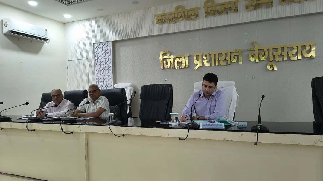 बेगूसराय में संस्थागत प्रसव में उल्लेखनीय सुधार, विगत दो माह में 10,446 प्रसव संपन्न
जिला पदाधिकारी श्री रिची पांडेय की अध्यक्षता में स्वास्थ्य विभाग की समीक्षा बैठक आयोजित की गई। बैठक में ओपीडी संचालन, संस्थागत प्रसव, रेफरल सेवाओं, परिवार नियोजन एवं गैर-संचारी रोग नियंत्रण कार्यक्रमों की समीक्षा की गई।
समीक्षा के क्रम में बताया गया कि अप्रैल से जुलाई तक मासिक लक्ष्य के विरुद्ध संस्थागत प्रसव की उपलब्धि लगभग 49% थी, जबकि विगत दो माह में 70% से अधिक उपलब्धि के साथ 10,446 संस्थागत प्रसव कराए गए।
बैठक में अनुमंडल अस्पताल, मंझौल डॉ शिवम आनंद के चिकित्सा पदाधिकारी एवं डंडारी के फैमिली प्लानिंग काउंसिलर अनुपस्थित पाए गए। संबंधित कार्यों की समीक्षा में इनकी एवं लेखापाल, बलिया के कार्यों की असंतोषजनक स्थिति सामने आने पर जिला पदाधिकारी ने तीनों का मानदेय स्थगित करने का निर्देश दिया।
IPRD Bihar
Bihar Health Department
#begusarai
#cmsamrat