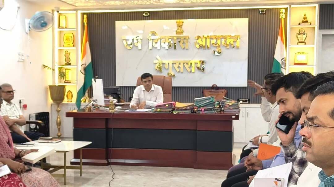 उप विकास आयुक्त श्री आकाश चौधरी की अध्यक्षता में जिला जल एवं स्वच्छता समिति की समीक्षा बैठक आयोजित की गई। बैठक में नल-जल योजना, जल गुणवत्ता, जन-शिकायत निवारण, कचरा संग्रहण एवं ODF प्लस मॉडल विलेज की प्रगति की समीक्षा की गई।
उप विकास आयुक्त ने लंबित कार्यों को निर्धारित समय-सीमा में पूरा करने, निर्बाध पेयजल आपूर्ति, शिकायतों के त्वरित निष्पादन तथा स्वच्छता योजनाओं के प्रभावी क्रियान्वयन का निर्देश दिया।
बैठक में संबंधित विभागों के पदाधिकारी उपस्थित रहे तथा सभी प्रखंड विकास पदाधिकारियों ने वीडियो कॉन्फ्रेंसिंग से भाग लिया।
IPRD Bihar
Rural Development Department, Govt. of Bihar
#begusarai