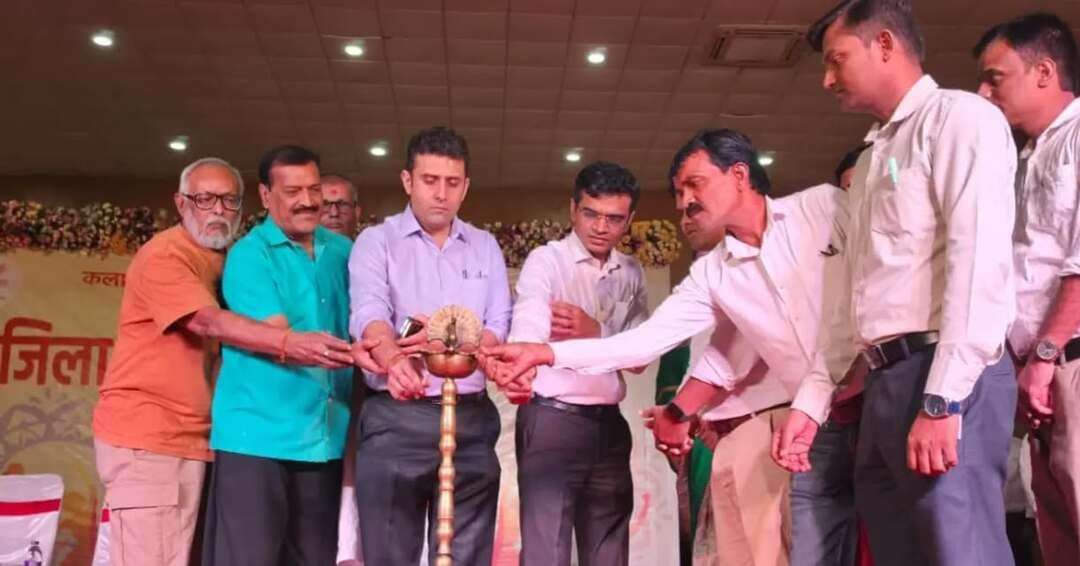 कला एवं संस्कृति विभाग, बिहार तथा जिला प्रशासन, बेगूसराय के संयुक्त तत्वावधान में बुधवार को आर्ट गैलरी (प्रेक्षागृह), बेगूसराय में दो दिवसीय जिला स्तरीय युवा उत्सव-2026 का शुभारंभ जिलाधिकारी श्री रिची पांडेय, उप विकास आयुक्त श्री आकाश चौधरी एवं अन्य पदाधिकारियों द्वारा दीप प्रज्वलित कर किया गया।
जिलाधिकारी ने कहा कि युवा उत्सव युवाओं की कलात्मक, सांस्कृतिक एवं रचनात्मक प्रतिभा को मंच प्रदान करने का महत्वपूर्ण अवसर है। उन्होंने युवाओं से अपनी ऊर्जा का उपयोग समाज एवं राष्ट्रहित में करने तथा लक्ष्य के प्रति समर्पित रहने का आह्वान किया।
उत्सव में 15 से 29 वर्ष आयु वर्ग के प्रतिभागी विभिन्न सांस्कृतिक, दृश्य कला एवं साहित्यिक विधाओं में अपनी प्रतिभा प्रदर्शित कर रहे हैं। उत्कृष्ट प्रदर्शन करने वाले प्रतिभागी राज्य स्तरीय युवा उत्सव में बेगूसराय का प्रतिनिधित्व करेंगे। प्रथम दिन नृत्य, गायन, चित्रकला, मूर्तिकला, फोटोग्राफी, हस्तशिल्प, कविता एवं कहानी लेखन सहित विभिन्न प्रतियोगिताएं आयोजित की गईं। कार्यक्रम में प्रतिभागियों एवं दर्शकों में खासा उत्साह देखा गया।
IPRD Bihar
Department of Art and Culture , Gov. Of Bihar
#begusarai
#cmsamrat