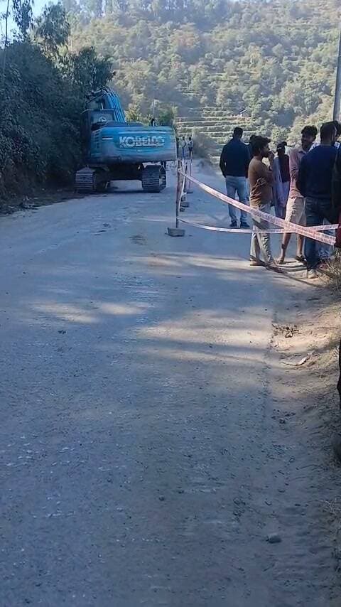 🚨 यातायात संबंधी आवश्यक सूचना 🚨
बिलासपुर को शिमला से जोड़ने वाले राष्ट्रीय राजमार्ग NH-205 पर खलोटा के पास फोरलेन निर्माण कार्य के कारण सड़क धंसने से यातायात बाधित हो गया है। आम जनता की सुविधा एवं सुरक्षा को ध्यान में रखते हुए वाहनों को वैकल्पिक मार्गों से डायवर्ट किया जा रहा है।
🔹 नौणी/ब्रह्मपुखर फोरलेन से शिमला की ओर जाने वाले वाहन जब्बलपुल–खारसी मार्ग से डायवर्ट किए जा रहे हैं।
🔹 शिमला/दाड़लाघाट की ओर से आने वाले वाहन दाड़लामोड़–मलोखर–खारसी मार्ग से डायवर्ट किए जा रहे हैं।
⚠️ सभी वाहन चालकों से अपील है कि निर्धारित वैकल्पिक मार्गों का प्रयोग करें तथा यातायात पुलिस के निर्देशों का पालन करें। कृपया यात्रा के दौरान सावधानी बरतें और पुलिस प्रशासन का सहयोग करें।
🚔 बिलासपुर पुलिस — आपकी सुरक्षा, हमारी प्राथमिकता।
#BilaspurPolice #TrafficAdvisory #NH205 #RoadSafety #BilaspurHP
#roadupdates
