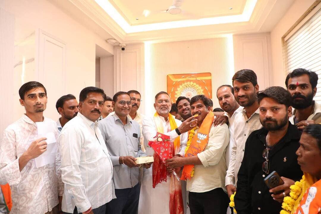 ऊर्जा मंत्री हीरालाल नागर ने बुधवार को कोटा स्थित निजी कार्यालय पर विधानसभा क्षेत्र के नवनिर्वाचित सरपंचों से भेंट कर उनका स्वागत एवं अभिनंदन कर, नवीन दायित्व हेतु बधाई एवं शुभकामनाएं प्रदान की।
ऊर्जा मंत्री ने कहा कि सरपंच गांव के विकास की महत्वपूर्ण धुरी होता है, पूर्ण विश्वास है कि आप सभी क्षेत्र के सर्वांगीण विकास को लेकर पूर्ण निष्ठा व प्रतिबद्धता से कार्य करेंगे।
#Kota #Sangod #सांगोद_विधानसभा #HeeralalNagar #सरपंच #Sarpanch