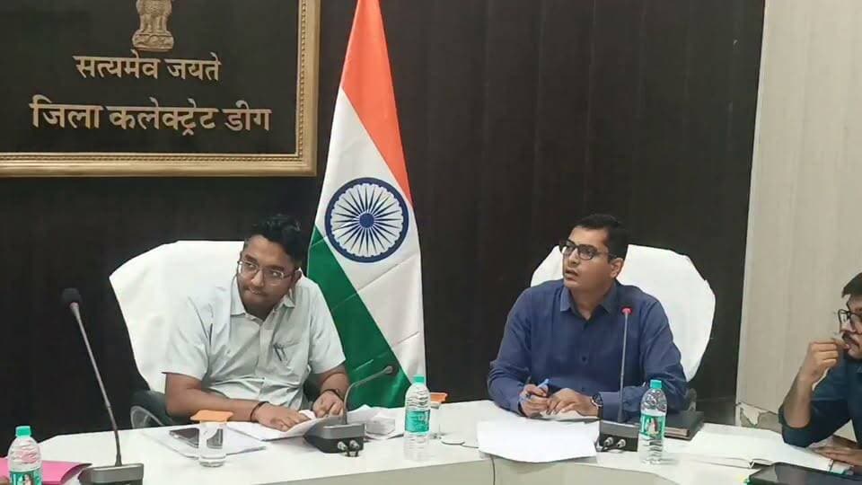 *पंचायतीराज आम चुनाव-2026: मतदान केंद्रों पर सभी आवश्यक व्यवस्थाएं समय पर सुनिश्चित करें—जिला निर्वाचन अधिकारी*
*दिव्यांग मतदाताओं के लिए व्हीलचेयर एवं वन-टू-वन सहयोग, निर्बाध बिजली आपूर्ति और सुरक्षा व्यवस्था के निर्देश*
नगर/डीग, 28 अक्टूबर। पंचायतीराज आम चुनाव-2026 के सफल संचालन के लिए जिला निर्वाचन अधिकारी एवं जिला कलक्टर मयंक मनीष ने बुधवार को कलेक्ट्रेट सभागार में निर्वाचन प्रकोष्ठों के प्रभारी एवं सहायक प्रभारियों तथा डीग, कामां, पहाड़ी और बृजनगर के उपखंड अधिकारियों की बैठक लेकर निर्वाचन संबंधी तैयारियों की समीक्षा की। उन्होंने मतदान केंद्रों पर आवश्यक सुविधाएं, बिजली-पानी, सुरक्षा, चिकित्सा तथा मतदान दलों की व्यवस्थाएं समय पर सुनिश्चित करने के निर्देश दिए।
जिला निर्वाचन अधिकारी ने दिव्यांग मतदाताओं की सुविधा पर विशेष जोर देते हुए निर्देश दिए कि मतदान केंद्रों पर व्हीलचेयर की उपलब्धता सुनिश्चित की जाए। दिव्यांग मतदाताओं को मतदान केंद्र तक पहुंचने तथा मतदान करने में सहायता देने के लिए वन-टू-वन सहयोग की व्यवस्था की जाए, ताकि कोई भी पात्र मतदाता सुविधा के अभाव में अपने मताधिकार से वंचित न रहे। उन्होंने मतदान केंद्रों के आसपास 100 मीटर के दायरे में पर्याप्त प्रकाश व्यवस्था करने तथा बड़े विद्यालयों में आवश्यकता के अनुसार हैलोजन लाइट सहित अतिरिक्त प्रकाश की व्यवस्था सुनिश्चित करने के निर्देश दिए। मतदान केंद्रों पर खुले एवं ढीले बिजली तारों को ठीक कराने तथा मतदान दिवस पर निर्बाध विद्युत आपूर्ति बनाए रखने पर जोर दिया। उन्होंने अधीक्षण अभियंता, जेवीवीएनएल डीग को निर्देश दिए कि कामां, पहाड़ी और बृजनगर क्षेत्रों में पर्याप्त बिजली आपूर्ति सुनिश्चित की जाए तथा संबंधित लाइनमैन मतदान दिवस पर अपना मुख्यालय नहीं छोड़ें।
उन्होंने मॉक पोल, मतदान दलों की आवश्यक व्यवस्थाओं तथा ईवीएम संग्रहण केंद्र तक परिवहन के लिए वाहनों और पर्याप्त पुलिस जाब्ते की उपलब्धता सुनिश्चित करने के निर्देश दिए। उन्होंने मतदान केंद्रों पर शौचालयों की साफ-सफाई, आवश्यकता होने पर मोबाइल टॉयलेट की व्यवस्था, बाउंड्री वॉल, बैरिकेडिंग तथा प्रवेश एवं निकास मार्गों को व्यवस्थित रखने के निर्देश दिए। मतदान केंद्रों के आसपास से उपले, सूखे पत्ते, पत्थर, गिट्टी एवं अन्य अवांछित सामग्री हटाने तथा मतदाताओं की सुविधा के लिए छाया की व्यवस्था करने को कहा। साथ ही मेडिकल किट उपलब्ध रखने और आदर्श मतदान केंद्रों को निर्धारित सुविधाओं के साथ तैयार करने के निर्देश दिए।
उन्होंने बताया कि मतदान दलों की रवानगी मास्टर आदित्येन्द्र जी राजकीय महाविद्यालय, डीग से होगी। उन्होंने निर्देश दिए कि आवश्यकता के अनुसार वहां चिकित्सकों की टीम उपलब्ध रहे तथा पर्याप्त दवाइयों एवं एम्बुलेंस की व्यवस्था की जाए। किसी भी आपात स्थिति से निपटने के लिए बृजनगर, कामां और पहाड़ी में अतिरिक्त अग्निशमन वाहन को भी तैयार अवस्था में रखा जाए। बैठक में मतगणना अभिकर्ताओं के पहचान पत्र जारी करने की प्रक्रिया के संबंध में भी जानकारी दी गई। उन्होंने सभी संबंधित अधिकारियों को आपसी समन्वय के साथ कार्य करते हुए निर्वाचन संबंधी व्यवस्थाओं का समय रहते सत्यापन करने तथा मतदान दिवस पर किसी भी प्रकार की असुविधा से बचने के लिए आवश्यक तैयारियां पूर्ण रखने के निर्देश दिए।