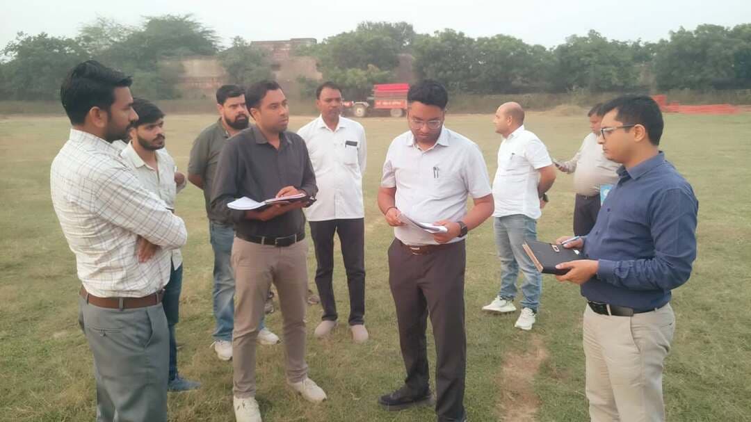 *पंचायतीराज आम चुनाव-2026: मतदान दलों की रवानगी एवं अन्य व्यवस्थाओं का जिला निर्वाचन अधिकारी ने एम.ए.जे. कॉलेज मैदान और किशन लाल जोशी विद्यालय में किया निरीक्षण*
*2 नवंबर को होगी मतदान दलों एवं रिटर्निंग अधिकारियों की रवानगी, के.एल. जोशी विद्यालय स्थित स्ट्रॉन्ग रूम में ईवीएम कमीशनिंग का कार्य शुरू*
नगर:डीग, 28 अक्टूबर। पंचायतीराज आम चुनाव-2026 के तहत जिले में तृतीय चरण में होने वाले चुनावों की तैयारियों के क्रम में जिला निर्वाचन अधिकारी एवं जिला कलक्टर मयंक मनीष ने बुधवार को मास्टर आदित्येन्द्र जी महाविद्यालय डीग मैदान, किशनलाल जोशी राजकीय उच्च माध्यमिक विद्यालय (के.एल. जोशी) मैदान तथा के.एल. जोशी विद्यालय के कक्षों का निरीक्षण किया। उन्होंने 2 नवंबर को होने वाली मतदान दलों एवं रिटर्निंग अधिकारियों की रवानगी व्यवस्था का जायजा लेते हुए संबंधित अधिकारियों को सभी आवश्यक व्यवस्थाएं समय पर पूर्ण करने के निर्देश दिए।
जिला निर्वाचन अधिकारी मयंक मनीष ने बताया कि के.एल. जोशी विद्यालय में बनाए गए स्ट्रॉन्ग रूम में पंचायत समिति एवं जिला परिषद चुनावों में उपयोग की जाने वाली ईवीएम मशीनों को कमीशनिंग के बाद सुरक्षित रखा जाएगा। ईवीएम कमीशनिंग की कार्यवाही शुरू हो गई है तथा आगामी एक से दो दिनों में सभी ईवीएम मशीनों की कमीशनिंग पूरी कर उन्हें स्ट्रॉन्ग रूम में सुरक्षित रखा जाएगा। उन्होंने बताया कि 2 नवंबर को मतदान दलों की रवानगी सुचारू रूप से संपन्न कराने के लिए वाहनों के प्रवेश एवं निकास, मतदान दलों के बैठने तथा उन्हें मतदान सामग्री उपलब्ध कराने सहित सभी व्यवस्थाओं की समीक्षा की गई। संबंधित अधिकारियों को आपसी समन्वय के साथ कार्य करते हुए रवानगी स्थल पर आवश्यक प्रबंध सुनिश्चित करने के निर्देश दिए गए। इस दौरान उप जिला निर्वाचन अधिकारी देवेंद्र परमार, उपखंड अधिकारी बृजनगर दुर्गाप्रसाद मीना, नगर परिषद आयुक्त कुलदीप सिंह, जिला परिवहन अधिकारी राधेश्याम शर्मा सहित संबंधित विभागों के अधिकारी एवं कर्मचारी मौजूद रहे।