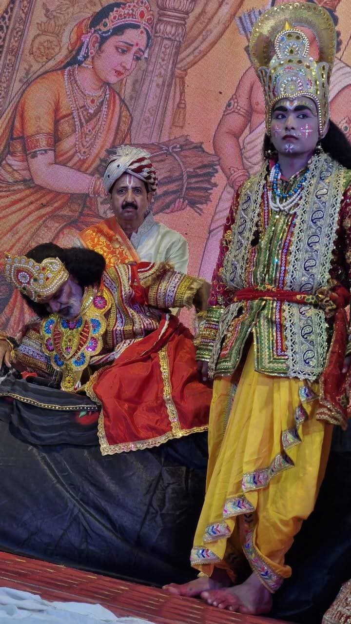नगर:श्री रामलीला कला मंडल, ब्रजनगर
द्वारा आयोजित ब्रजनगर रामलीला महोत्सव - 2026
पंचम दिवस मंचन में करुणा रस से परिपूर्ण लीला का भाव पूर्ण मंचन किया गया। दशरथ जी को रानी कैकेई के कोपभवन जाने का समाचार मिलता है तो वो दुखी मन से कोप भवन में पहुंचते है वहां देखते है कि रानी के वस्त्राभूषण बिखरे हुए हैं। राजा उनसे कारण पूछता है तो वो कहती है मेरे 2 वरदान आप पर बकाया है उन्हें पूरा करो तब दशरथ जी कहते आज तुम्हारे प्रिय पुत्र राम को राज्याभिषेक होना है आप कुछ भी मांगो वही मिलेगा लेकिन आप मंगल वस्त्र धारण करो और कोप भवन से बाहर आओ और खुशियां मनाओ। लेकिन रानी कहते पहले आप पुत्र राम की सौगंध खाओ तब में वर मागूंगी । आप हर बार यही कहते हो मांगो लेकिन देते हो नहीं। राम की सौगंध खाने पर रानी भरत के लिए युवराज पद और राम के लिए तपस्वी वेश में 14 बर्ष वनवास मांगती है। ऐसा सुनते है राजा दुखी होता है और मूर्छित हो जाते हैं। इस तरह के कैकेई के वचन को सुनकर दर्शकों में भी उदासी छा जाती है , दशरथ के करुण विलाप से दर्शकों के अश्रु बह निकलते हैं। दशरथ कैकेई संवाद का शानदार मंचन हुआ उधर प्रातः काल दशरथ के नहीं जागने पर पुर वासियों को चिंता होती है।सुमंत जी को महल भेजते हैं, वहां की दशा देखकर वो भी दुखी होते हैं। दशरथ की मूर्छा टूटती है और राम राम कहकर विलाप करते हुए जागते हैं। फिर राम जी वहां आते है कैकेई राम को राजा के वचनों के बारे में बताती है, राम कौशल्या से वन जाने की आज्ञा लेते हैं। फिर लक्ष्मण जी आते हैं माता सुमित्रा से आज्ञा लेने जाती है।राम लक्ष्मण को वन वस्त्र धारण करते हैं। यहां *राम वनों को जाता री माता , सर पर जटा रखाता री माता* सुंदर गाने का प्रस्तुतिकरण किया गया। दशरथ जी सुमंत को रथ सजाकर उसने राम लक्ष्मण सीता को 4,5 दिन वन में घुमा कर लाने का आदेश देते है। सुमंत रथ को सजाकर उनको वन ले जाते हैं। यहां तक लीला का सुंदर मंचन किया जाता है।