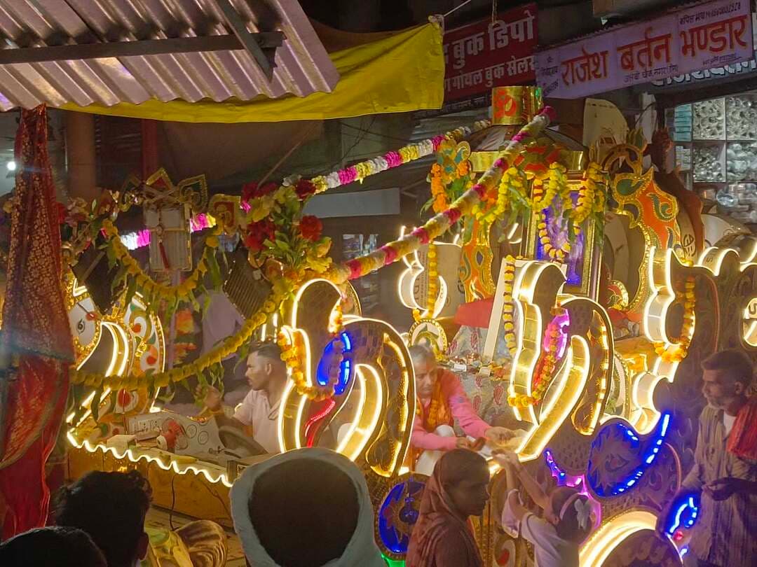 नगर:श्रीरामलीला कला मंडल की ओर से कस्बे में चल रही रामलीला में कस्बे के मुख्य बाजार से होकर के श्रीराम बारात धूमधाम से निकली गई,जहाँ कस्बावासियों ने राम बारात का भव्य व आतिशबाजी कर स्वागत किया गया।