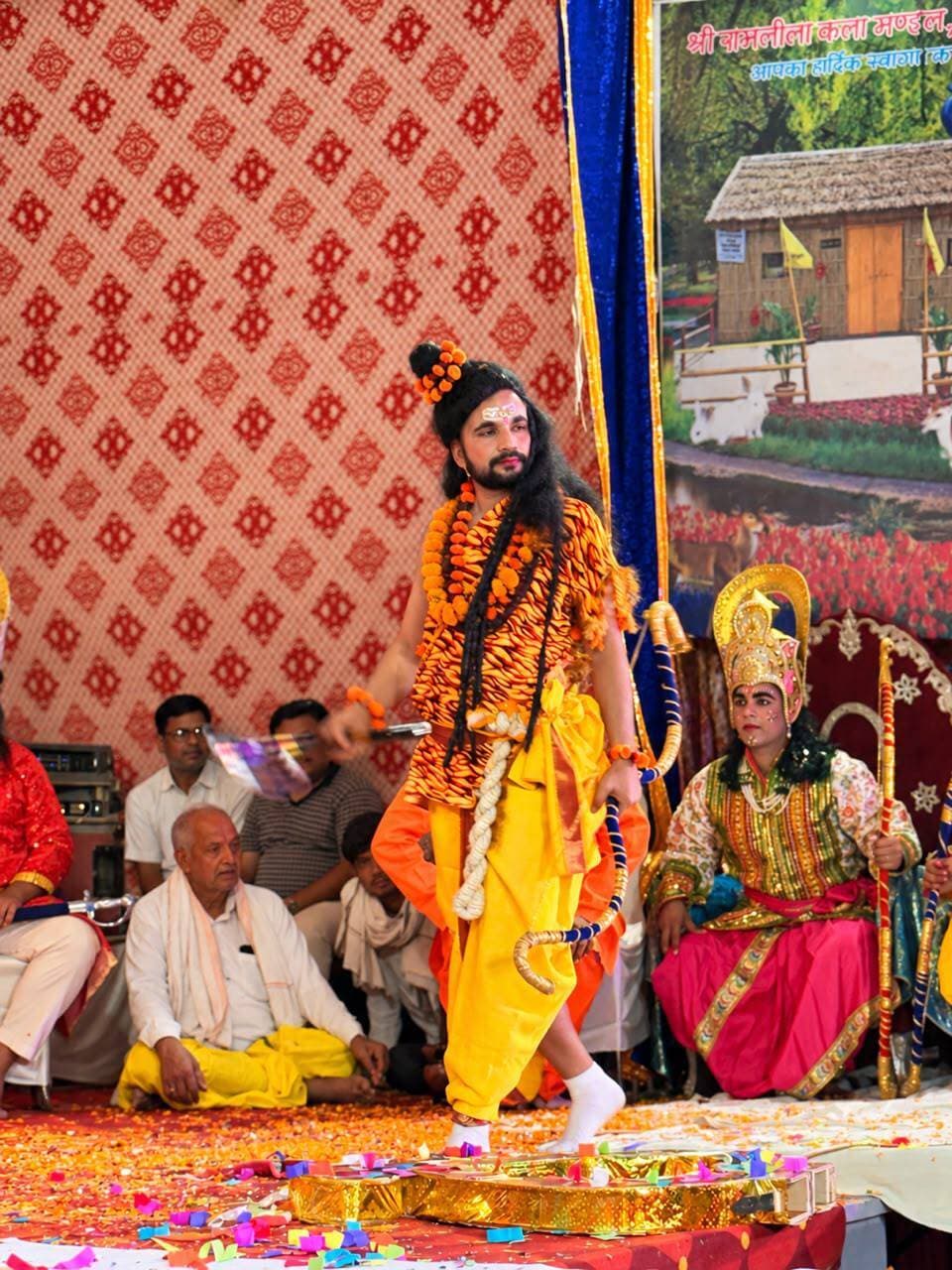 नगर:श्री रामलीला कला मंडल, ब्रजनगर
द्वारा आयोजित ब्रजनगर रामलीला महोत्सव - 2026
तृतीय दिवस मंचन में वीर रस से परिपूर्ण लीलाओं धनुष यज्ञ, रावण बाणासुर संवाद, जनक द्वारा पश्चाताप, श्रीराम द्वारा धनुष भंजन सीता स्वयंबर और लक्ष्मण परशुराम संवाद का मंचन किया गया । रावण बाणासुर और लक्ष्मण परशुराम संवाद में तालियों की गड़गड़ाहट से पांडाल गुंजायमान हो गया। पिनाक धनुष स्वयंवर में लाने का शानदार दृश्य मंचित किया गया जिसे दर्शकों ने खूब सराहा।
देश देश से वीर धीर बलशाली राजा राजा आए। रावण और बाणासुर भी आए। लेकिन कोई भी शिव धनुष को तोड़ने की बात अलग तिल बाहर भी हिला नहीं पाए तो जनक को बड़ा पश्चाताप होता है। इसके बाद श्रीराम धनुष पर चाप चढ़ा देते है। सीता राम जी को वरमाला पहनाती है इस दृश्य को देखकर राजा जनक , माता सुनयना , मिथिलावासी प्रसन्न होते हैं और स्वर्ग से देवता पुष्प बर्षा करते हैं। धनुष भंजन होते ही परशुराम जी क्रोधित होकर आते हैं और जनक पर क्रोध करते हैं । वीर रस से परिपूर्ण लक्ष्मण परशुराम संवाद को देखकर दर्शक रोमांचित हो गए। उसके बाद भगवान राम उनके क्रोध को शांत करते हैं। फिर परशुराम जी कहते हैं कि मेरे पास जो शिव धनुष है उस पर चाप चढ़ाओ जिससे मेरा संशय दूर हो आप कोई साधारण मनुष्य नहीं स्वयं तीन लोक के चराचर स्वामी ही। रामजी चाप चढ़ाते हैं। परशुराम जी का संशय दूर हो जाता , भगवान को प्रणाम कर वन को लौट जाते है