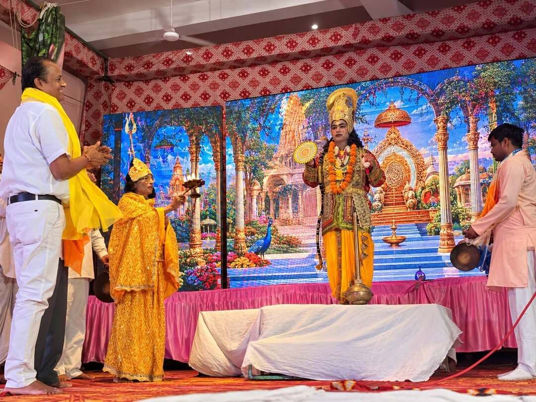 नगर:श्री रामलीला कला मंडल, ब्रजनगर
द्वारा आयोजित ब्रजनगर रामलीला महोत्सव - 2026
द्वितीय दिवस मंचन में राजा दशरथ द्वारा विचार करना की चौथापन आगया है लेकिन संतान प्राप्ति नहीं हुई है तो समाधान हेतु गुरु वशिष्ठ के पास जाते हैं वो पुत्रेष्टि यज्ञ से उत्पन्न हवी राजा को देते हैं और कहते हैं इसे रानियों को खिला देना उसके बाद रानी कौशल्या, सुमित्रा और कैकेई को पुत्र रत्न प्राप्त होते है।
राम जन्म लेते ही माता कौशल्या को विराट रूप में दर्शन देते हैं। मंच पर विराट रूप में महा आरती की गई जिसकी भव्य झांकी देखकर दर्शक आनंदित हो गियर। इसके बाद माता कौशल्या कहती है आप बालरूप धारण कर अपनी बाल सुलभ क्रीड़ाओं से आनंदित करो। बाल स्वरूप में चारों पुत्रों राम लखन भरत शत्रुघ्न की क्रीड़ाओं को देखकर राजा दशरथ और संपूर्ण प्रजा प्रसन्न होती है । इसके बाद वशिष्ठ द्वारा चारों पुत्रों का नामकरण,
विश्वामित्र द्वारा राम लक्ष्मण को वन लेजाना ,ताड़का वध,सुबाहु-मारीचि वध,अहिल्या उद्धार
,जनकपुर भ्रमण,गौरी पूजन आदि प्रसंगों का बहुत ही सुंदर मंचन किया गया।
प्रथम आरती में काशीराम गर्ग भगत समाजसेवी एवं
मुकेश मित्तल उपाध्यक्ष जिला अग्रवाल महासभा भरतपुर यजमान के रूप में उपस्थित रहे।