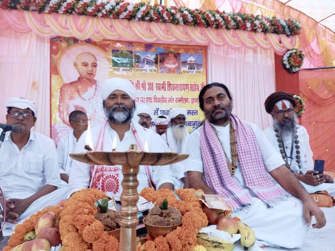 #बलिया के #बेल्थरारोड स्थित #ससनाधाम में #संतपति स्वामी शिवनारायण जी महाराज के जन्मोत्सव पर उमड़ा आस्था का महासैलाब! #नेपाल-#बांग्लादेश समेत 12 प्रांतों से पहुंचे हजारों श्रद्धालु। #विश्वगुरु #संत #अमरजीत जी महाराज की देखरेख में निकली भव्य प्रभातफेरी और संतपति महाराज की झांकी ने पूरे क्षेत्र को भक्तिमय बना दिया। जयप्रकाश नारायण विश्वविद्यालय, छपरा के कुलपति प्रो. डॉ. हरिकेश सिंह, #नेपाल #मेयर नागेश्वर प्रसाद जी, बाबा #पलटनदास जी #महाराज, मुल्की #महंत #लल्लन दास जी महाराज, विख्यात #कथावाचक स्वामी #अनुपानंद जी महाराज और विश्व कोतवाल बाबा मोहित दास उदासी जी समेत अनेक गणमान्य संत समागम में शामिल हुए। स्वामी अनुपानंद जी महाराज ने संतों की शरण को मानव कल्याण का मार्ग बताया, वहीं बिरहा गायक चन्द्रकिशोर पांडेय ने अपनी प्रस्तुति से समां बांधा। सदाचार, नशामुक्ति और मानव सेवा के संदेश के बीच दिनभर चले भंडारे में श्रद्धालुओं ने महाप्रसाद ग्रहण किया।
#followerseveryone #all
#SantpatiMaharaj #SasnaDham #BalliaNews #SpiritualFestival #UttarPradeshNews