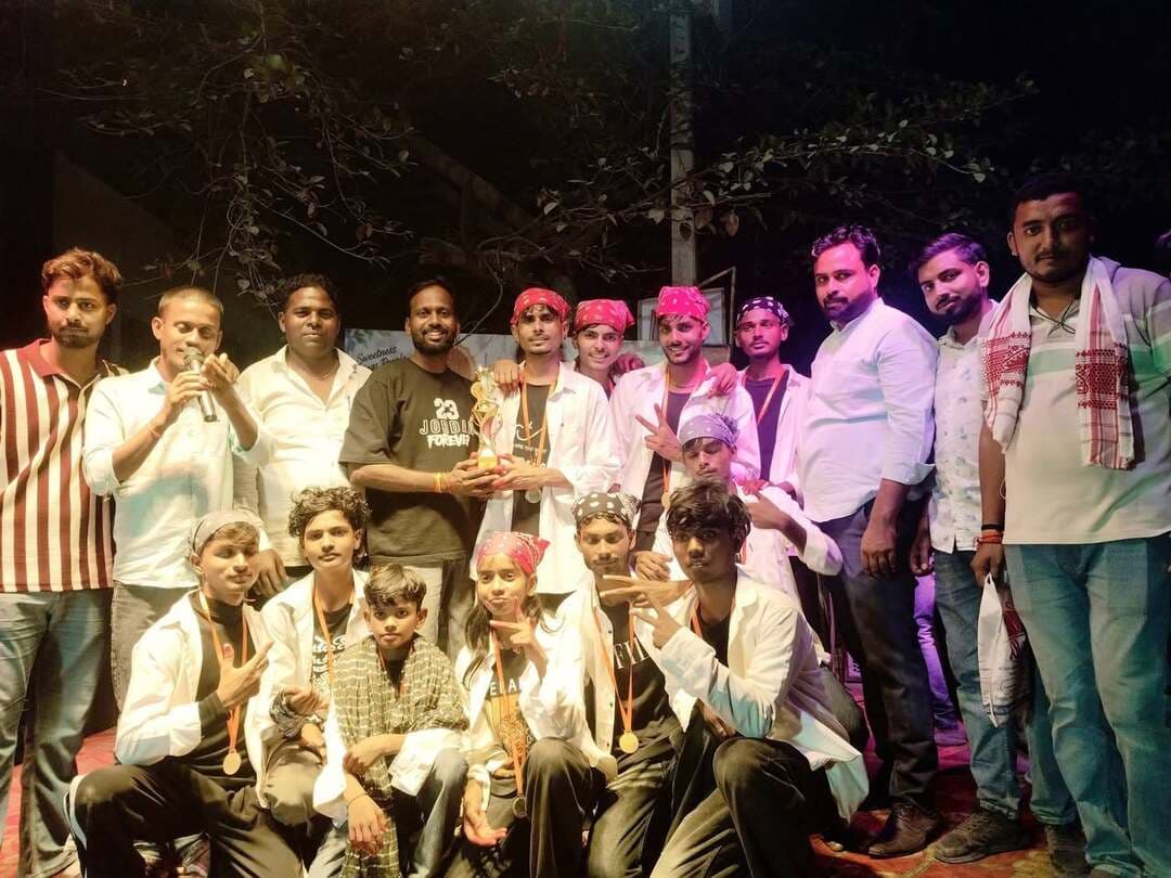 #बलिया #बेल्थरारोड में #इंडियन #क्लब #दुर्गापूजा समिति का जलवा बरकरार! #डायनासोर वाले चर्चित दुर्गा #पूजा #पंडाल के बाद अब भव्य भंडारे में उमड़े श्रद्धालु, सैकड़ों पुरुषों और महिलाओं ने ग्रहण किया महाप्रसाद। महिला श्रद्धालुओं के लिए बनाए गए अलग स्टॉल, मां दुर्गा की आरती के बाद शुरू हुआ प्रसाद वितरण। संस्थापक विजेन्द्र गुप्ता, अध्यक्ष अभिषेक सिंह, उपाध्यक्ष आदित्य सिंह, डायरेक्टर ज्ञानचन्द गुप्ता, संरक्षक दिनेश कुमार गुप्त, पूर्व सभासद पुनीत गुप्ता और सुनील साहनी समेत समिति के सदस्यों की प्रमुख भूमिका रही।
#followerseveryone #BalliaNews
#IndianClubBeltharaRoad #DurgaPujaCommittee #GrandBhandara #MahaPrasad #DevotionAndService