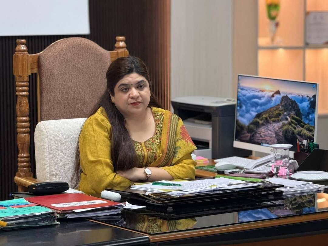 🏥 सदर अस्पताल, औरंगाबाद में स्वास्थ्य सुविधाओं के विस्तार एवं आधारभूत संरचना के सुदृढ़ीकरण की पहल!
📍 जिला पदाधिकारी श्रीमती अभिलाषा शर्मा (भा.प्र.से.) की अध्यक्षता में रोगी कल्याण समिति की शासी निकाय की बैठक आयोजित।
औरंगाबाद जिले में आमजनों को बेहतर, सुलभ एवं गुणवत्तापूर्ण स्वास्थ्य सेवाएँ उपलब्ध कराने के उद्देश्य से जिला प्रशासन द्वारा निरंतर प्रयास किए जा रहे हैं। इसी क्रम में आज दिनांक 28 अक्टूबर 2026 को जिला पदाधिकारी, औरंगाबाद श्रीमती अभिलाषा शर्मा की अध्यक्षता में रोगी कल्याण समिति, सदर अस्पताल, औरंगाबाद की शासी निकाय की बैठक आयोजित की गई। बैठक में अस्पताल की आधारभूत संरचना को सुदृढ़ करने, परिसर के सौंदर्यीकरण, पार्किंग व्यवस्था में सुधार तथा चिकित्सा सुविधाओं के विस्तार को लेकर महत्वपूर्ण निर्देश दिए गए।
✅ बैठक में स्वास्थ्य सुविधाओं के विकास हेतु लिए गए प्रमुख निर्णय एवं निर्देश:
🎨 1. अस्पताल परिसर का सौंदर्यीकरण: सदर अस्पताल के भवन एवं परिसर में आवश्यक मरम्मती, पेंटिंग एवं रंग-रोगन सहित सौंदर्यीकरण के कार्य कराने का निर्देश दिया गया, ताकि मरीजों एवं उनके परिजनों को स्वच्छ, आकर्षक और बेहतर वातावरण उपलब्ध हो सके।
🚗 2. सुव्यवस्थित पार्किंग व्यवस्था: अस्पताल परिसर में वाहनों की पार्किंग को व्यवस्थित बनाने के लिए एक सुव्यवस्थित पार्किंग सेल विकसित करने का निर्देश दिया गया। इसके तहत उपयुक्त स्थल का चयन, भूमि का समतलीकरण, पार्किंग मार्किंग, प्रवेश एवं निकास मार्ग का निर्धारण तथा आवश्यक साइनेज लगाने की व्यवस्था सुनिश्चित की जाएगी।
🩺 3. फिजियोथेरेपी एवं ऑक्युपेशनल थेरेपी यूनिट: मरीजों को उपचार एवं पुनर्वास संबंधी बेहतर सुविधाएँ उपलब्ध कराने के उद्देश्य से सदर अस्पताल में फिजियोथेरेपी और ऑक्युपेशनल थेरेपी यूनिट विकसित करने हेतु आवश्यक कार्रवाई करने का निर्देश दिया गया।
👁️ 4. आई यूनिट एवं ईएनटी यूनिट का निर्माण: नेत्र रोगों तथा कान, नाक एवं गला संबंधी बीमारियों के उपचार की सुविधाओं का विस्तार करने के लिए बिहार मेडिकल सर्विसेज एंड इंफ्रास्ट्रक्चर कॉरपोरेशन लिमिटेड (BMSICL) के माध्यम से आई यूनिट एवं ईएनटी यूनिट के निर्माण हेतु आवश्यक कार्रवाई करने का निर्देश दिया गया।
🏥 5. ऑपरेशन थिएटर के निर्माण की पहल: सदर अस्पताल में शल्य चिकित्सा संबंधी सुविधाओं को सुदृढ़ करने के उद्देश्य से ऑपरेशन थिएटर (OT) के निर्माण की दिशा में आवश्यक कार्रवाई सुनिश्चित करने का निर्देश दिया गया।
🦷 6. डेंटल ओपीडी में एक्स-रे मशीन: दंत रोगों की जाँच एवं उपचार संबंधी सुविधाओं को बेहतर बनाने के लिए सदर अस्पताल के डेंटल ओपीडी में एक्स-रे मशीन की व्यवस्था सुनिश्चित करने का निर्देश दिया गया।
🔎 जिला पदाधिकारी ने संबंधित पदाधिकारियों को निर्देश दिया कि बैठक में लिए गए निर्णयों के आलोक में आवश्यक कार्रवाई सुनिश्चित करते हुए अस्पताल की व्यवस्थाओं में अपेक्षित सुधार लाया जाए। मरीजों एवं उनके परिजनों की सुविधा, अस्पताल परिसर की स्वच्छता, सुगम आवागमन तथा आधुनिक चिकित्सा सुविधाओं के विस्तार को प्राथमिकता देने पर बल दिया गया।
बैठक में सिविल सर्जन, औरंगाबाद, डीपीएम स्वास्थ्य सहित अन्य संबंधित पदाधिकारी उपस्थित रहे।
🌟 जिला प्रशासन, औरंगाबाद का संकल्प: सदर अस्पताल की आधारभूत संरचना को मजबूत बनाना, मरीजों को बेहतर सुविधाएँ उपलब्ध कराना तथा स्वास्थ्य सेवाओं को अधिक सुलभ, सुव्यवस्थित एवं प्रभावी बनाना।
📢 स्वस्थ और सशक्त औरंगाबाद की दिशा में निरंतर प्रयास!
🚫 नशामुक्त बिहार — जन भागीदारी से नशामुक्त समाज की ओर।
#SamratChoudhary #CMSamrat #AurangabadBihar #HealthServices #HealthcareInfrastructure #QualityHealthcare #BiharGovernment #PublicHealth
Bihar Health Department Information & Public Relations Department, Government of Bihar CMO Bihar