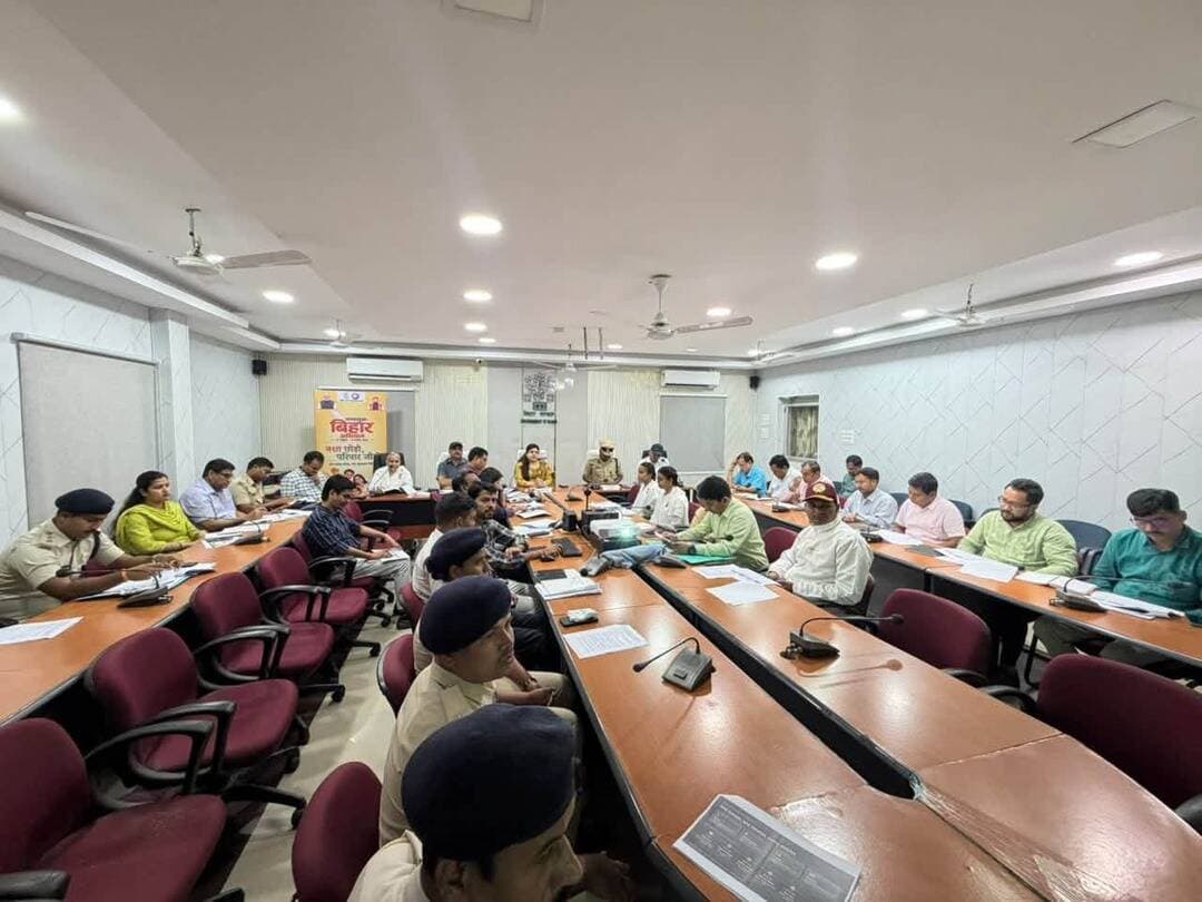*जिलाधिकारी एवं पुलिस अधीक्षक की संयुक्त अध्यक्षता में नशामुक्त बिहार अभियान के सफल संचालन हेतु बैठक आयोजित, जनभागीदारी एवं व्यापक जन-जागरूकता पर जोर*
बिहार सरकार के मद्यनिषेध, उत्पाद एवं निबंधन विभाग के निर्देश के आलोक में राज्यव्यापी *नशामुक्त बिहार अभियान* के प्रभावी क्रियान्वयन एवं जिले में व्यापक जन-जागरूकता सुनिश्चित करने के उद्देश्य से आज-दिनांक 28 अक्टूबर 2026 को जिला पदाधिकारी, औरंगाबाद श्रीमती अभिलाषा शर्मा एवं पुलिस अधीक्षक, औरंगाबाद श्री उपेन्द्र नाथ वर्मा की संयुक्त अध्यक्षता में संबंधित पदाधिकारियों के साथ बैठक आयोजित की गई।
बैठक में दिनांक *27 अक्टूबर 2026 से 25 नवंबर 2026 तक संचालित एक माह के नशामुक्त बिहार अभियान*, 26 नवंबर 2026 को आयोजित होने वाले नशामुक्ति दिवस तथा 06 दिसंबर 2026 को प्रस्तावित पटना मैराथन के व्यापक प्रचार-प्रसार एवं सफल आयोजन से संबंधित विभागीय निर्देशों के प्रभावी अनुपालन पर चर्चा की गई।
बैठक में अभियान को केवल औपचारिक कार्यक्रम तक सीमित न रखते हुए इसे जन-आंदोलन का स्वरूप देने, समाज के प्रत्येक वर्ग तक नशामुक्ति का संदेश पहुँचाने तथा युवाओं, विद्यार्थियों, महिलाओं, जीविका दीदियों एवं आम नागरिकों की सक्रिय भागीदारी सुनिश्चित करने पर बल दिया गया।
अभियान की चार थीम आधारित सप्ताहवार गतिविधियाँ
राज्य सरकार द्वारा निर्धारित कार्यक्रम के अनुसार अभियान को चार थीम आधारित सप्ताहों में संचालित किया जा रहा है। बैठक में इन गतिविधियों के जिले में प्रभावी क्रियान्वयन पर विशेष जोर दिया गया।
*1. प्रथम सप्ताह (27–31 अक्टूबर 2026): नगर की प्रतिज्ञा*
इस सप्ताह के अंतर्गत नगर निकाय क्षेत्रों में नशामुक्ति के संदेश का व्यापक प्रचार-प्रसार किया जाएगा। नगर निगम एवं नगर निकायों के वाहनों तथा स्थानीय एफएम के माध्यम से जागरूकता संबंधी जिंगल प्रसारित किए जाएंगे। बस स्टैंड, बाजारों एवं अन्य सार्वजनिक स्थलों पर बैनर-पोस्टर लगाए जाएंगे तथा प्रमुख चौक-चौराहों पर नुक्कड़ नाटक आयोजित किए जाएंगे। सार्वजनिक स्थलों पर सेल्फी पॉइंट के माध्यम से भी लोगों को अभियान से जोड़ने का प्रयास किया जाएगा।
*2. द्वितीय सप्ताह (01–07 नवंबर 2026): गाँव का संकल्प*
इस सप्ताह ग्रामीण क्षेत्रों में विशेष जन-जागरूकता गतिविधियाँ संचालित की जाएंगी। जीविका के सामुदायिक संगठनों एवं संकुल स्तरीय संघों के माध्यम से जागरूकता सत्र आयोजित किए जाएंगे। नशामुक्ति मित्रों एवं सामुदायिक कार्यकर्ताओं की सहभागिता से ग्रामीण परिवारों तक नशे के दुष्परिणामों का संदेश पहुँचाया जाएगा। पंचायत भवनों, चिह्नित हॉटस्पॉट एवं अन्य प्रमुख स्थलों पर एलईडी वैन तथा नुक्कड़ नाटक के माध्यम से जागरूकता अभियान चलाया जाएगा।
*3. तृतीय सप्ताह (08–16 नवंबर 2026): पर्व और परिवार*
इस सप्ताह त्योहारों एवं पारिवारिक सहभागिता के माध्यम से नशामुक्ति के संदेश को व्यापक बनाया जाएगा। जिंगल, सेलिब्रिटी वीडियो, पोस्टर, बैनर एवं होर्डिंग के माध्यम से प्रचार-प्रसार किया जाएगा। प्रमुख घाटों एवं सार्वजनिक स्थलों पर जागरूकता संबंधी संदेश प्रदर्शित करने तथा आवश्यकतानुसार अन्य जनसंपर्क गतिविधियाँ आयोजित करने पर बल दिया गया।
*4. चतुर्थ सप्ताह (17–25 नवंबर 2026): युवा जोश*
इस सप्ताह विद्यालयों, महाविद्यालयों एवं अन्य शैक्षणिक संस्थानों में युवाओं को केंद्र में रखकर विभिन्न गतिविधियाँ आयोजित की जाएंगी। नशामुक्ति विषय पर निबंध लेखन, वाद-विवाद, परिचर्चा, ओपन माइक तथा अन्य प्रतियोगिताओं के माध्यम से विद्यार्थियों को जागरूक किया जाएगा। ब्रह्माकुमारी संस्थान के सहयोग से निर्धारित कार्यक्रम आयोजित करने, एलईडी वैन के माध्यम से संदेश प्रसारित करने तथा विद्यार्थियों को नशामुक्ति की प्रतिज्ञा लेने के लिए प्रेरित करने पर विशेष जोर दिया गया।
*शैक्षणिक संस्थानों एवं युवाओं की भागीदारी सुनिश्चित करने का निर्देश*
अभियान के प्रारंभिक चरण में जिला स्तर पर ऐसे महाविद्यालय अथवा छात्रावास का चयन करने का निर्देश दिया गया है, जहाँ विद्यार्थी सहभागिता के साथ जागरूकता कार्यक्रम आयोजित किए जा सकें तथा वीडियो कॉन्फ्रेंसिंग की सुविधा उपलब्ध हो। चयनित संस्थान में विद्यार्थियों एवं जिलास्तरीय पदाधिकारियों की सहभागिता सुनिश्चित करते हुए नशामुक्ति की शपथ दिलाई जाएगी।
साथ ही, चयनित स्थलों पर क्यूआर कोड प्रदर्शित करने तथा निर्धारित तिथि तक आयोजित कार्यक्रमों की तस्वीरें, वीडियो एवं शपथ ग्रहण से संबंधित विवरण विभाग को उपलब्ध कराने पर बल दिया गया, ताकि अभियान की प्रगति का नियमित अनुश्रवण किया जा सके।
*विभिन्न विभागों के बीच समन्वय पर जोर*
बैठक में अभियान के सफल संचालन हेतु संबंधित विभागों को आपसी समन्वय के साथ निर्धारित दायित्वों का निर्वहन करने पर बल दिया गया। नगर निकायों, पंचायत राज संस्थाओं, शिक्षा विभाग, उच्च शिक्षा संस्थानों, स्वास्थ्य विभाग, परिवहन विभाग, ऊर्जा विभाग, सूचना एवं जनसंपर्क विभाग, समाज कल्याण विभाग तथा जीविका सहित संबंधित विभागों के माध्यम से नशामुक्ति के संदेश का व्यापक प्रचार-प्रसार सुनिश्चित किया जाएगा।
सार्वजनिक स्थलों, सरकारी कार्यालयों, विद्यालयों, महाविद्यालयों, अस्पतालों, बसों तथा अन्य उपयुक्त स्थानों पर नशामुक्ति संबंधी संदेशों के प्रदर्शन एवं प्रसारण की व्यवस्था की जाएगी। इसके अतिरिक्त, समाचार पत्रों, डिजिटल माध्यमों, वीडियो संदेशों, बैनर एवं पोस्टर के माध्यम से भी लोगों को जागरूक करने पर बल दिया गया।
जिला पदाधिकारी ने अभियान के अंतर्गत निर्धारित गतिविधियों को समयबद्ध तरीके से पूरा करने तथा जनभागीदारी को प्राथमिकता देने पर जोर दिया। पुलिस अधीक्षक ने नशे के विरुद्ध प्रभावी कार्रवाई एवं जागरूकता के प्रयासों को साथ-साथ आगे बढ़ाने की आवश्यकता पर बल दिया।
*नशामुक्त समाज के निर्माण में सहभागी बनने की अपील*
जिला प्रशासन, औरंगाबाद आम नागरिकों, युवाओं, विद्यार्थियों, अभिभावकों एवं सामाजिक संगठनों से अपील करता है कि वे नशामुक्त बिहार अभियान में सक्रिय सहभागिता निभाएँ तथा अपने परिवार, समुदाय एवं आसपास के लोगों को नशे के दुष्परिणामों के प्रति जागरूक करें।
नशामुक्ति के संदेश को प्रत्येक घर एवं प्रत्येक व्यक्ति तक पहुँचाकर स्वस्थ, सुरक्षित एवं सशक्त समाज के निर्माण में अपनी महत्वपूर्ण भूमिका निभाएँ।
नशामुक्त बिहार — जनभागीदारी से नशामुक्त समाज की ओर।
#NashaMuktBihar #NashaMuktBharatAbhiyan #aurangabad #DistrictAdministration Information & Public Relations Department, Government of Bihar CMO Bihar #ExciseDepartment Prohibition,Excise & Registration Department, Bihar