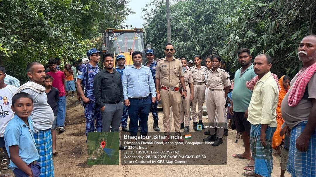 *मौजा सिमरिया में अतिक्रमण के विरुद्ध प्रशासन की कार्रवाई, 19 अतिक्रमणकारियों से अतिक्रमित भूमि कराई गई मुक्त*
भागलपुर, दिनांक 28 अक्टूबर 2026। जिले में सरकारी एवं सार्वजनिक भूमि को अतिक्रमणमुक्त कराने के उद्देश्य से की जा रही कार्रवाई के तहत आज दिनांक 28.10.2026 को मौजा-सिमरिया, थाना संख्या-333 में अतिक्रमण वाद संख्या-02/2026-27 के अंतर्गत अतिक्रमण हटाने की कार्रवाई की गई।
उक्त कार्रवाई के तहत खाता संख्या-223 के विभिन्न खेसरों की भूमि, जिसका विवरण निम्नवत है, को अतिक्रमणमुक्त कराने की कार्रवाई की गई—
1. खेसरा संख्या-494: रकबा 29 डिसमिल, किस्म–पुरानी परती।
2. खेसरा संख्या-613: रकबा 01 एकड़ 95 डिसमिल, किस्म–बाँध।
3. खेसरा संख्या-616: रकबा 02 एकड़ 68 डिसमिल, किस्म–पोखर।
उक्त अतिक्रमण वाद में कुल 21 अतिक्रमणकारियों को चिह्नित किया गया था, जिनमें से 19 अतिक्रमणकारियों से अतिक्रमित स्थल को अतिक्रमणमुक्त करा लिया गया है।
शेष दो व्यक्तियों, प्रशांत कुमार सिंह एवं पवन कुमार सिंह, के नाम से संबंधित भूमि की जमाबंदी वर्तमान में संचालित है। उक्त जमाबंदी के रद्दीकरण हेतु सक्षम प्राधिकार के समक्ष प्रस्ताव भेजा गया है। जमाबंदी रद्दीकरण की प्रक्रिया के उपरांत नियमानुसार अग्रेतर कार्रवाई की जाएगी।
जिला प्रशासन द्वारा सरकारी एवं सार्वजनिक भूमि को अतिक्रमणमुक्त कराने तथा जनहित से जुड़ी संपत्तियों की सुरक्षा सुनिश्चित करने हेतु नियमानुसार कार्रवाई की जा रही है।
ज़िला जनसंपर्क कार्यालय
भागलपुर