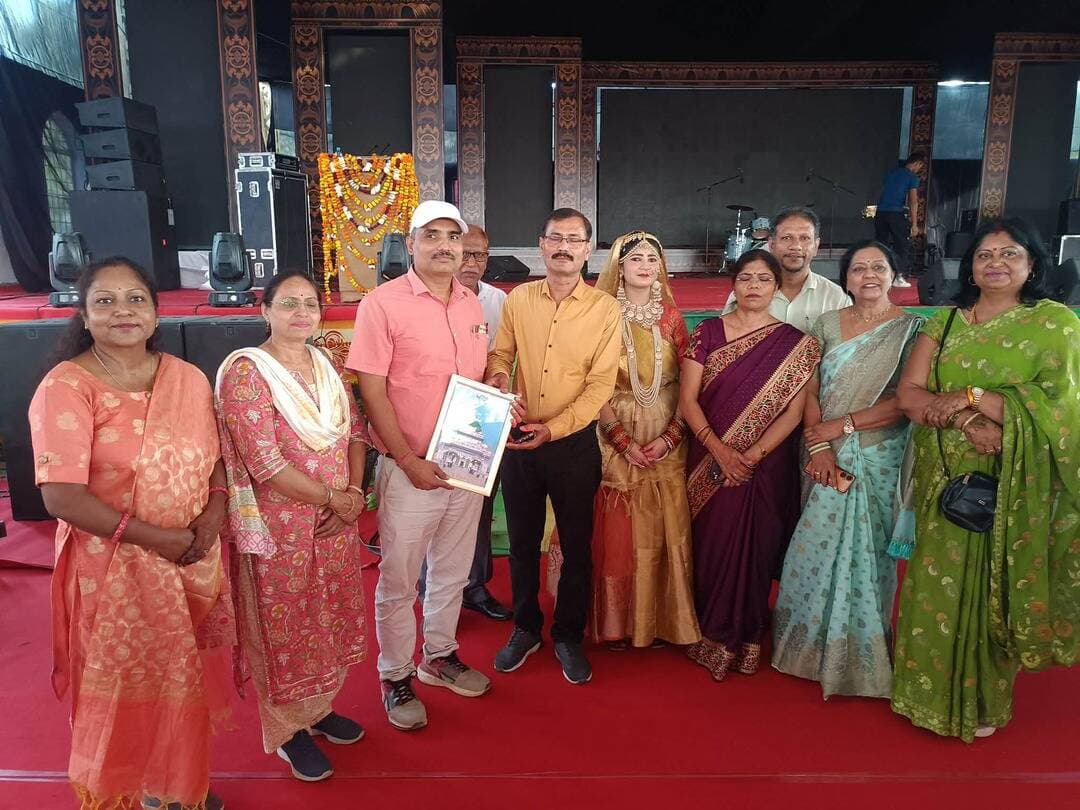 देवा मेले में सांस्कृतिक प्रतियोगिता, एकल नृत्य में वारिस एकेडमी फतेहपुर और समूह गायन में जीआईसी बाराबंकी प्रथम
देवा मेला में माध्यमिक शिक्षा विभाग की एकल नृत्य और समूह गायन प्रतियोगिता हुई, एकल नृत्य में वारिस चिल्ड्रेन एकेडमी प्रथम, समूह गायन में जीजीआईसी बाराबंकी प्रथम, डीआईओएस ने पुरस्कृत किया।
#Barabanki #devamela2026 #viralpost #barabankiupdates