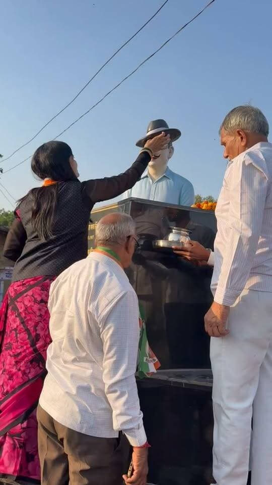 बारां जिला प्रमुख उर्मिला जैन भाया, जिलाध्यक्ष हंसराज मीणा और पूर्व जिला प्रमुख रामचरण मीणा ने पंचायत समिति सदस्यों एवं जिला परिषद सदस्यों के क्षेत्र के दर्जनों गांवों में किया दौरा, कांग्रेस के पक्ष में मतदान करने के लिए की अपील।।
शहर कांग्रेस बारां #बारांकांग्रेस #उर्मिलाजैनभाया #कांग्रेसपार्टी #बारां