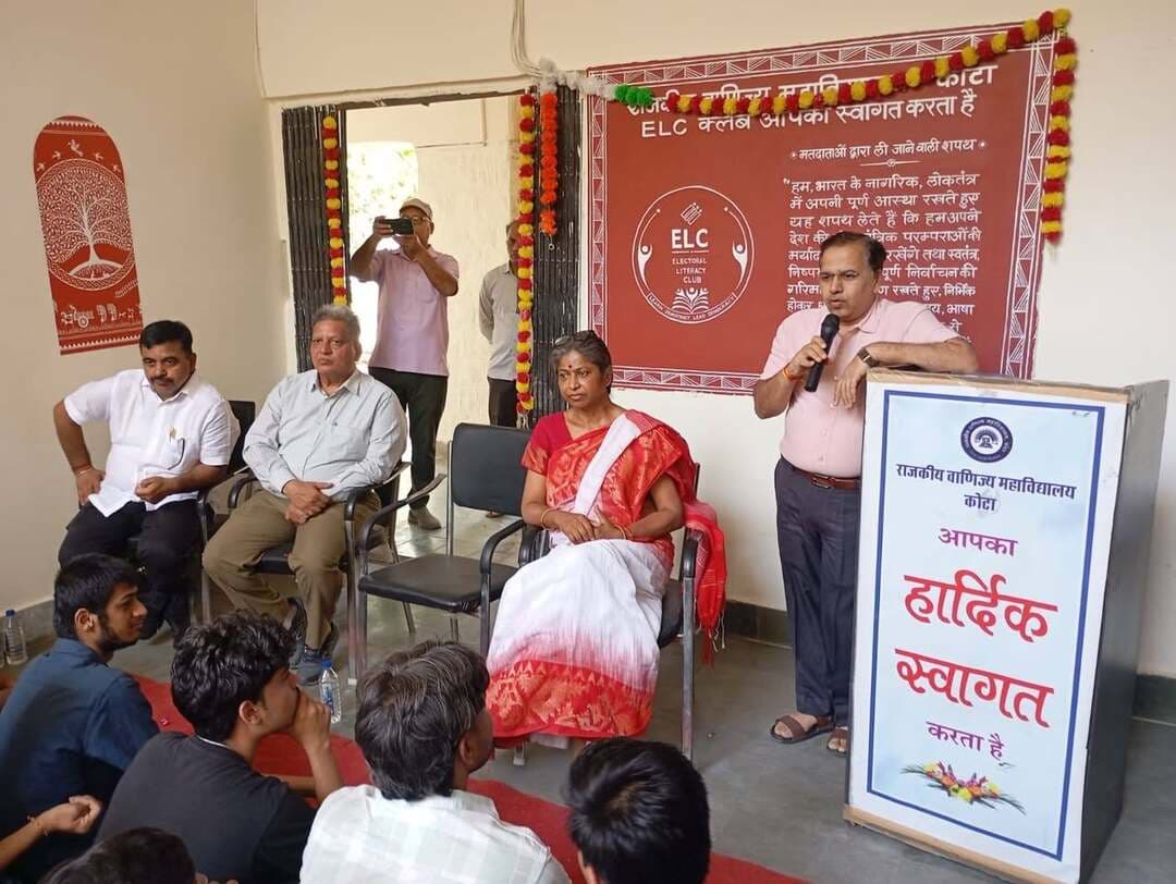 कोटा: लोकतंत्र की मजबूती के लिए युवाओं की भागीदारी जरूरी, विद्यार्थियों ने जाना मतदान का महत्व
राजकीय वाणिज्य महाविद्यालय में ‘लोकतंत्र की दीवार’ का विमोचन, निर्वाचन संबंधी प्रश्नोत्तरी में विद्यार्थियों ने लिया हिस्सा
कोटा, 28 अक्टूबर। राजकीय वाणिज्य महाविद्यालय में बुधवार को मतदाता जागरूकता अभियान के तहत मांडना शैली में तैयार ‘लोकतंत्र की दीवार’ का विमोचन किया गया। जिला स्वीप नोडल अधिकारी एवं जिला परिषद के मुख्य कार्यकारी अधिकारी कमल कुमार मीना ने फीता काटकर दीवार का उद्घाटन किया।
महाविद्यालय की प्राचार्य डॉ. प्रेरणा सक्सेना ने बताया कि मतदाता साक्षरता क्लब के माध्यम से विद्यार्थियों को जागरूक और जिम्मेदार मतदाता बनने के लिए प्रेरित किया जा रहा है। ‘लोकतंत्र की दीवार’ का उद्देश्य विद्यार्थियों में लोकतांत्रिक मूल्यों, मतदान के महत्व और निर्वाचन प्रक्रिया के प्रति जागरूकता बढ़ाना है।
कार्यक्रम के दौरान कमल कुमार मीना ने विद्यार्थियों से संवाद कर राष्ट्र निर्माण में उनकी भूमिका और लोकतंत्र में मतदाता के महत्व पर प्रकाश डाला। उन्होंने कहा कि मजबूत लोकतंत्र के निर्माण में युवाओं की सकारात्मक भागीदारी आवश्यक है। निर्वाचन विभाग की ओर से भावी एवं नव मतदाताओं को जागरूकता अभियान से जोड़कर उन्हें लोकतांत्रिक प्रक्रिया में सक्रिय भूमिका निभाने के लिए प्रोत्साहित किया जा रहा है।
विद्यार्थियों को निर्वाचन संबंधी जानकारी से जोड़ने के लिए प्रश्नोत्तरी आयोजित की गई। इसमें छात्र-छात्राओं से विभिन्न सवाल पूछे गए और उन्हें निर्वाचन प्रक्रिया से जुड़ी महत्वपूर्ण जानकारियां दी गईं। सही जवाब देने वाले विद्यार्थियों को पुरस्कृत कर प्रोत्साहित किया गया।
कार्यक्रम में सहायक निदेशक, कॉलेज शिक्षा नवीन मित्तल, स्वीप प्रभारी अधिकारी रविंद्र श्रीवास्तव और डॉ. विवेक मिश्रा ने भी विद्यार्थियों को संबोधित करते हुए मतदाता जागरूकता से जुड़ी जानकारी साझा की।
इस अवसर पर महाविद्यालय के स्वीप प्रभारी डॉ. अशोक कुमार मीणा, सह प्रभारी डॉ. मोनिका दुबे सहित बड़ी संख्या में विद्यार्थी उपस्थित रहे। विद्यार्थियों ने लोकतांत्रिक मूल्यों को मजबूत बनाने और मतदान के प्रति जागरूकता फैलाने का संकल्प लिया।
