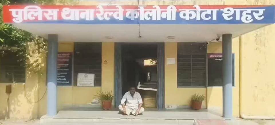 कोटा में 15 हजार का इनामी गांजा तस्कर गिरफ्तार, एक साल से था फरार
रेलवे कॉलोनी थाना पुलिस की कार्रवाई; इमरान को गांजा सप्लाई करने का आरोप, आरोपी के खिलाफ 17 मामले दर्ज
कोटा। रेलवे कॉलोनी थाना पुलिस ने गांजा तस्करी के मामले में एक साल से अधिक समय से फरार चल रहे 15 हजार रुपये के इनामी आरोपी हरिराम मीणा को गिरफ्तार किया है। पुलिस ने उसे बूंदी जिले के केशोरायपाटन क्षेत्र के गांव तीरथ से पकड़ा। आरोपी के खिलाफ विभिन्न थानों में लड़ाई-झगड़े, जुआ-सट्टा, अवैध शराब और मादक पदार्थ तस्करी सहित 17 मामले दर्ज हैं।
पुलिस अधीक्षक तेजस्विनी गौतम के निर्देश पर नशा मुक्त भारत अभियान के तहत यह कार्रवाई की गई। अतिरिक्त पुलिस अधीक्षक सुभाषचंद्र मिश्रा के निर्देशन, वृत्ताधिकारी राजेश टेलर के सुपरविजन और रेलवे कॉलोनी थानाधिकारी रामस्वरूप मीणा के नेतृत्व में पुलिस टीम आरोपी की तलाश में जुटी थी।
2.9 किलो गांजा और तीन लाख रुपये मिले थे
पुलिस के अनुसार, 30 अगस्त 2025 को इमरान खान को गिरफ्तार कर उसके कब्जे से 2 किलो 900 ग्राम गांजा और तीन लाख रुपये नकद जब्त किए गए थे। इस संबंध में रेलवे कॉलोनी थाने में एनडीपीएस एक्ट की धारा 8/20 के तहत प्रकरण संख्या 219/2025 दर्ज किया गया था।
अनुसंधान में हरिराम मीणा की ओर से इमरान को गांजा सप्लाई किए जाने की बात सामने आई। इसके बाद से हरिराम फरार चल रहा था। गिरफ्तारी नहीं होने पर पुलिस ने उस पर 15 हजार रुपये का इनाम घोषित किया था।
मुखबिर तंत्र और तकनीकी सहायता से पकड़ा
पुलिस टीम ने मुखबिरों से मिली जानकारी, तकनीकी सहायता और आसूचना संकलन के आधार पर तलाश करते हुए 26 अक्टूबर 2026 को हरिराम मीणा को गांव तीरथ से गिरफ्तार कर लिया।
पुलिस के मुताबिक, 50 वर्षीय हरिराम मीणा बूंदी जिले के केशोरायपाटन थाना क्षेत्र का हिस्ट्रीशीटर है। उसके खिलाफ केशोरायपाटन, तालेड़ा, लाखेरी और गेण्डोली थानों के साथ कोटा के रेलवे कॉलोनी थाने में भी मामले दर्ज हैं।
पुलिस आरोपी से पूछताछ और मामले में आगे की जांच कर रही है।
गिरफ्तार आरोपी: हरिराम मीणा (50), निवासी गांव तीरथ, थाना केशोरायपाटन, जिला बूंदी।
#KotaNews #KotaPolice #RajasthanNews