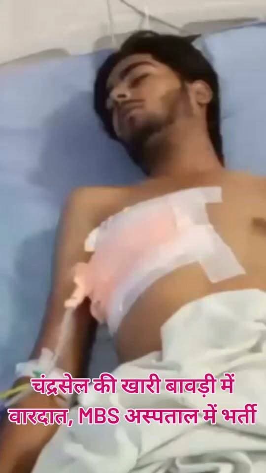 🚨 कोटा में 17 वर्षीय किशोर पर चाकू-तलवार से हमला, सीने पर वार से मचा हड़कंप!
📍 चंद्रसेल की खारी बावड़ी में वारदात, MBS अस्पताल में भर्ती
कोटा के चंद्रसेल स्थित खारी बावड़ी इलाके में मंदिर के पास बाइक पर बैठे 17 वर्षीय शाकिब बैग पर हमले का मामला सामने आया है। प्रारंभिक जानकारी के अनुसार, किशोर पर चाकू और तलवार से हमला किया गया तथा उसके सीने पर वार किया गया। घायल किशोर को उपचार के लिए MBS अस्पताल में भर्ती कराया गया है।
🚔 पुलिस जांच में जुटी
घटना की सूचना मिलने के बाद रेलवे कॉलोनी थाना पुलिस मामले की जांच कर रही है। हमले के पीछे की वजह, आरोपियों की भूमिका और घटनाक्रम को लेकर पुलिस पड़ताल में जुटी है।
⚠️ सवाल यह है कि आखिर विवाद किस बात पर हुआ और किशोर पर हमला क्यों किया गया? पुलिस जांच के बाद ही पूरे मामले की स्थिति स्पष्ट हो सकेगी।
📢 कोटा की हर बड़ी खबर के लिए जुड़े रहें।
✍️ जर्नलिस्ट मंगल सिंह हाडा
#Kota #KotaNews #KotaCrime #RajasthanNews #BreakingNews #MangalSinghHada