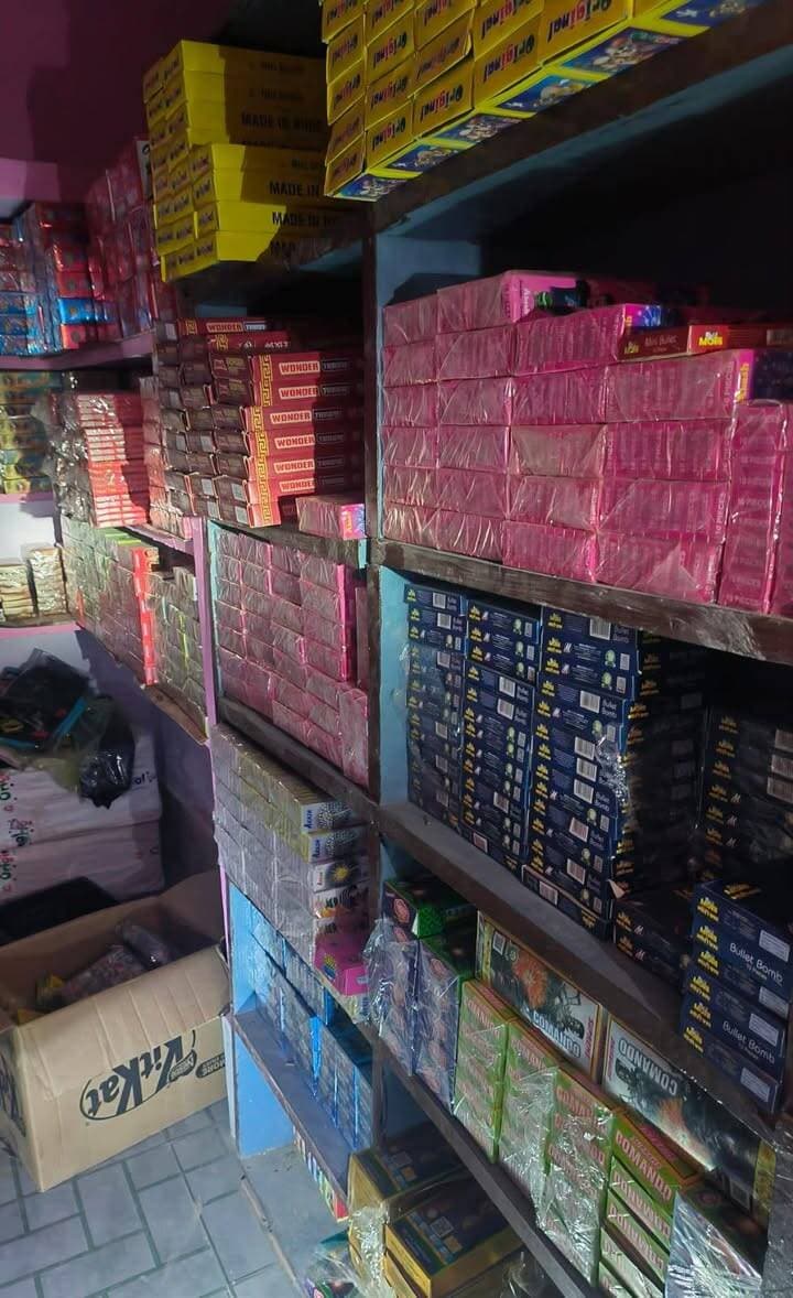 मऊ में 3.50 लाख रुपये के अवैध पटाखे बरामद, एक हिरासत में
इंदारा कस्बे के एक मकान में छापेमारी कर पुलिस ने 18 गत्तों और पांच बोरों में रखी पटाखों की खेप पकड़ी
मऊ। जिले में दीपावली के बाद भी अवैध पटाखों के भंडारण और बिक्री के खिलाफ पुलिस की कार्रवाई जारी है। इसी क्रम में मंगलवार की रात कोपागंज थाना पुलिस ने इंदारा कस्बे में एक मकान पर छापेमारी कर करीब 3.50 लाख रुपये कीमत के पटाखे बरामद किए। पुलिस ने मौके से पटाखा विक्रेता नंदन गुप्ता (34) पुत्र मुन्ना गुप्ता को हिरासत में लिया है। बरामद पटाखों को लेकर पुलिस नियमानुसार कानूनी कार्रवाई में जुटी है।
पुलिस के अनुसार, 27 अक्टूबर 2026 को रात करीब आठ बजे मुखबिर से सूचना मिली कि कोपागंज थाना क्षेत्र के इंदारा कस्बे में एक मकान में अवैध रूप से पटाखे रखे गए हैं और उनकी बिक्री की जा रही है। सूचना को गंभीरता से लेते हुए पुलिस टीम ने संबंधित मकान की जांच की।
जांच के दौरान मकान से 18 गत्तों और पांच बोरों में रखी पटाखों की सामग्री बरामद हुई। पुलिस ने बरामद पटाखों की अनुमानित कीमत करीब तीन लाख 50 हजार रुपये बताई है। मौके पर मौजूद नंदन गुप्ता को हिरासत में लेकर पूछताछ की जा रही है।
यह कार्रवाई पुलिस अधीक्षक मऊ सर्वेश कुमार मिश्रा के निर्देशन में अवैध गतिविधियों के विरुद्ध चलाए जा रहे अभियान के तहत की गई। पुलिस का कहना है कि बरामदगी और मौके से मिले साक्ष्यों के आधार पर मामले में नियमानुसार विधिक कार्रवाई की जा रही है।
पुलिस ने आमजन से अपील की है कि बिना अनुमति पटाखों का भंडारण और बिक्री न करें। किसी भी स्थान पर अवैध रूप से पटाखे रखे जाने या उनकी बिक्री किए जाने की जानकारी मिलने पर तत्काल पुलिस को सूचित करें, ताकि समय रहते कार्रवाई की जा सके।