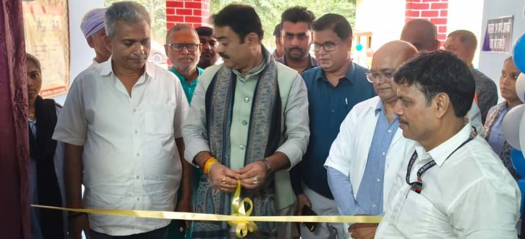 बरानी प्रखंड के सिमरिया-1 म खुला 24x7 प्रसव कक्षः तेघरा विधायक रजनीश कुमार ने किया शुभारंभ, पांच पंचायतों के लोगों को मिलेगी बड़ी राहत
मुकेश कुमार बीहट
बरौनी प्रखंड अंतर्गत सिमरिया-1 अतिरिक्त प्राथमिक स्वास्थ्य केंद्र (APHC) में बुधवार को 24x7 प्रसव कक्ष का विधिवत उद्घाटन किया गया। इस नए स्वास्थ्य केंद्र का शुभारंभ माननीय तेघरा विधायक रजनीश कुमार द्वारा फीता काटकर किया गयाइस सुविधा के शुरू होने से अब स्थानीय स्तर पर ही ग्रामीण इलाकों के लोगों को बेहतर चिकित्सीय और प्रसव संबंधी सुविधाएं मिलने का रास्ता साफ हो गया है।अतिरिक्त प्राथमिक स्वास्थ्य केंद्र (APHC) में मरीजों और खासकर ती महिलाओं के लिए आधुनिक और जरूर य्य सुविधाएं उपलब्ध कराई गई हैं6 बेड की सुविधाः आपातकालीन और प्रसव के दौरान मरीजों के ठहरने के लिए 6 बेड की व्यवस्था।
दवाएं और जांच: केंद्र पर कुल 128 प्रकार की आवश्यक दवाएं उपलब्ध रहेंगी। इसके साथ हीमोग्लोबिन जांच और एनीमिया मुक्त भारत अभियान के तहत विशेष जांच सुविधाएं मिलेंगी।
योजनाओं का लाभः आयुष्मान कार्ड और परिवार नियोजन से जुड़ी सेवाएं भी केंद्र पर आसानी से उपलब्ध होंगी।
इन पांच पंचायतों के लोगों को मिलेगा सीधा लाभ
इस स्वास्थ्य केंद्र के शुरू होने से मुख्य रूप से पांच पंचायतों के ग्रामीणों को गांव के नजदीक ही बेहतर स्वास्थ्य सुविधाएं मिल सकेंगी।
लाभान्वित होने वाली पंचायतें निम्नलिखित हैं:1. अमरपुर 2. सिमरिया-, मलहीपुर दक्षिण, मलहीपुर उत्तर,गणमान्य लोगों की रही मौजूदगीउद्घाटन समारोह के इस महत्वपूर्ण अवसर पर स्वास्थ्य विभाग के अधिकारियों और स्थानीय जनप्रतिनिधियों सहित भारी संख्या में ग्रामीण उपस्थित रहे। प्रमुख रूप से शामिल होने वालों में:अनुरंजन कुमार (बरौनी प्रखंड विकास पदाधिकारी)
डॉ. राजीव कुमार (पीएससी प्रभारी)संजय कुमार (स्वास्थ्य प्रबंधक)डॉ. संगीता द्विवेदी व गोपाल कुमारशंभू सिंह (पूर्व जिला परिषद)धर्मेंद्र कुमार, अमरदीप सुमन, प्रदीप कुमार, सूरज कुमार, रामनाथ सिंहकेशव कुमार (उप मुखिया) व रोहित कुमारबड़ी संख्या में आशा कर्मी एवं स्थानीय ग्रामीणइस स्वास्थ्य केंद्र के चालू होने से ग्रामीण क्षेत्र की गर्भवती महिलाओं और आम जनता को इलाज के लिए अब दूर-दराज के शहरों में नहीं भटकना पड़ेगा।