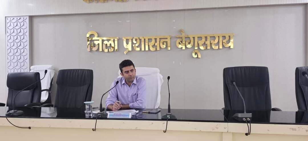 बेगूसराय में स्वरोजगार योजनाओं की समीक्षा, बैंकों को लंबित आवेदनों के त्वरित निष्पादन का निर्देश
PMFME योजना में 412 आवेदनों में 130 स्वीकृत, प्रधानमंत्री विश्वकर्मा योजना के 62 लाभुकों को मिला ऋण
बेगूसराय: समाहरणालय स्थित कारगिल विजय सभा भवन में बुधवार को जिला पदाधिकारी रिची पांडेय की अध्यक्षता में जिला स्तरीय बैंकर्स समिति एवं जिला उद्योग टास्क फोर्स की समीक्षा बैठक आयोजित की गई। बैठक में जिले में संचालित विभिन्न स्वरोजगार एवं उद्योग प्रोत्साहन योजनाओं की भौतिक एवं वित्तीय प्रगति की समीक्षा की गई। इस दौरान डीएम ने बैंकों में लंबित आवेदनों का त्वरित निष्पादन करने, पात्र लाभुकों को समय पर ऋण उपलब्ध कराने तथा योजनाओं के प्रभावी क्रियान्वयन के लिए संबंधित अधिकारियों और बैंक प्रतिनिधियों को आवश्यक निर्देश दिए।
PMFME योजना में 241 आवेदन लंबित
बैठक में प्रधानमंत्री सूक्ष्म खाद्य उद्योग उन्नयन योजना (PMFME) की समीक्षा के दौरान बताया गया कि जिले में कुल 412 आवेदन अग्रसारित किए गए हैं। इनमें से 130 आवेदनों को स्वीकृति मिली है। इसके साथ जिले की स्वीकृति दर 36.21 प्रतिशत रही और बिहार में बेगूसराय को नौवां स्थान प्राप्त हुआ है। वहीं, 103 मामलों में ऋण राशि का वितरण किया गया है। वितरण दर 28.69 प्रतिशत रही, जिसके आधार पर जिला राज्य स्तर पर 12वें स्थान पर है। समीक्षा के दौरान विभिन्न बैंकों में योजना से संबंधित 241 आवेदन लंबित पाए गए।
डीएम रिची पांडेय ने निर्देश दिया कि योजना की प्रगति रिपोर्ट में स्वीकृत, वितरित और अस्वीकृत आवेदनों का स्पष्ट विवरण शामिल किया जाए। साथ ही लंबित आवेदनों का प्रखंडवार एवं बैंक शाखावार प्रतिवेदन तैयार करने को कहा, ताकि संबंधित प्रखंड स्तरीय पदाधिकारी भी आवेदनों के निष्पादन में सहयोग कर सकें। उन्होंने लंबित मामलों की नियमित निगरानी करने और जिले की रैंकिंग में सुधार लाने पर भी जोर दिया।
योजना का लाभ अधिक से अधिक पात्र लोगों तक पहुंचाने के लिए व्यापक प्रचार-प्रसार, जागरूकता अभियान और आवेदन सहायता शिविर आयोजित करने का निर्देश भी दिया गया।
UCO बैंक ने PMFME में सर्वाधिक आवेदन किए स्वीकृत
बैंकवार समीक्षा में बताया गया कि PMFME योजना के तहत यूको बैंक ने सर्वाधिक 43 आवेदनों को स्वीकृति दी और 30 मामलों में ऋण वितरित किया। भारतीय स्टेट बैंक ने 20 आवेदनों को स्वीकृति प्रदान की तथा 18 मामलों में ऋण का वितरण किया। वहीं, पंजाब नेशनल बैंक ने 12 आवेदनों को स्वीकृति दी और 10 लाभुकों को ऋण उपलब्ध कराया।
डीएम ने संबंधित बैंक प्रबंधकों को लंबित आवेदनों की समीक्षा कर उनका शीघ्र निष्पादन सुनिश्चित करने का निर्देश दिया।
प्रधानमंत्री विश्वकर्मा योजना की भी हुई समीक्षा
बैठक में प्रधानमंत्री विश्वकर्मा योजना की प्रगति की भी समीक्षा की गई। अधिकारियों ने बताया कि ग्राम पंचायतों एवं नगर निकायों के माध्यम से कुल 1,291 आवेदन प्राप्त हुए हैं। इनमें प्रथम चरण में 1,013 तथा द्वितीय चरण में 954 आवेदनों की अनुशंसा की जा चुकी है, जबकि 411 आवेदनों को तृतीय चरण में अंतिम स्वीकृति मिली है।
बैंकों को भेजे गए 199 आवेदनों में से 72 को स्वीकृति प्रदान की गई है और 62 लाभुकों को ऋण वितरित किया जा चुका है। वहीं, 10 आवेदन विभिन्न बैंकों में लंबित हैं, जबकि 110 आवेदन बैंकों द्वारा अस्वीकृत किए गए हैं।
बैंकवार आंकड़ों के अनुसार, भारतीय स्टेट बैंक ने 45 आवेदनों को स्वीकृति दी और 41 मामलों में ऋण वितरित किया। यूको बैंक ने 12 आवेदनों को स्वीकृति प्रदान करते हुए 10 मामलों में ऋण दिया। वहीं, पंजाब नेशनल बैंक ने आठ आवेदनों को स्वीकृति दी और सभी आठ मामलों में ऋण राशि का वितरण सुनिश्चित किया।
पात्र लाभुकों को समय पर ऋण उपलब्ध कराना प्राथमिकता
जिला पदाधिकारी रिची पांडेय ने सभी बैंक प्रतिनिधियों को निर्देश दिया कि स्वरोजगार और उद्योग स्थापना के इच्छुक पात्र लाभुकों के आवेदनों को अनावश्यक रूप से लंबित या अस्वीकृत नहीं किया जाए। आवेदन में किसी प्रकार की कमी होने पर उसे नियमानुसार दूर कराने में सहयोग किया जाए। उन्होंने संबंधित विभागों और बैंक शाखाओं के बीच समन्वय स्थापित कर ऋण स्वीकृति एवं वितरण की प्रक्रिया समयबद्ध तरीके से पूरी करने पर बल दिया।
डीएम ने स्पष्ट किया कि स्वरोजगार योजनाओं का लाभ पात्र लाभुकों तक पहुंचाना जिला प्रशासन की प्राथमिकता है। इसके लिए योजनाओं का व्यापक प्रचार-प्रसार, आवेदन प्रक्रिया में सहायता, लंबित मामलों की नियमित समीक्षा तथा प्रखंड और बैंक शाखा स्तर पर जवाबदेही सुनिश्चित की जाए, ताकि अधिक से अधिक कारीगरों, खाद्य प्रसंस्करण से जुड़े उद्यमियों और अन्य इच्छुक लाभुकों को स्वरोजगार स्थापित करने के लिए वित्तीय सहायता मिल सके।
बैठक में जीएम डीआईसी सुश्री ज्ञानेश्वरी किरण सहित विभिन्न बैंकों के प्रतिनिधि उपस्थित थे।