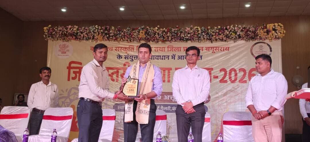 बेगूसराय में दो दिवसीय जिला स्तरीय युवा उत्सव 2026 का शुभारंभ, युवाओं ने दिखाई प्रतिभा
बेगूसराय। कला एवं संस्कृति विभाग, बिहार तथा जिला प्रशासन, बेगूसराय के संयुक्त तत्वावधान में बुधवार को आर्ट गैलरी (प्रेक्षागृह), बेगूसराय में दो दिवसीय जिला स्तरीय युवा उत्सव 2026 का शुभारंभ हुआ। कार्यक्रम का उद्घाटन जिलाधिकारी रिची पांडेय, उप विकास आयुक्त आकाश चौधरी, जिला खेल पदाधिकारी बिट्टू कुमार एवं जिला कला एवं संस्कृति पदाधिकारी श्याम कुमार सहनी ने संयुक्त रूप से दीप प्रज्वलित कर किया। कार्यक्रम की शुरुआत राष्ट्रगीत एवं राष्ट्रगान से हुई, जबकि ईशा एवं उनकी टीम ने स्वागत गीत प्रस्तुत किया।
युवाओं की प्रतिभा को मंच देना है युवा उत्सव का उद्देश्य: डीएम
कार्यक्रम को संबोधित करते हुए जिलाधिकारी रिची पांडेय ने कहा कि युवा उत्सव का मुख्य उद्देश्य युवाओं की कलात्मक, सांस्कृतिक एवं रचनात्मक प्रतिभा को सशक्त मंच प्रदान करना है। कला एवं संस्कृति मानव के सर्वांगीण विकास का महत्वपूर्ण आधार हैं। उन्होंने कहा कि बेगूसराय की धरती कला और साहित्य के क्षेत्र में समृद्ध रही है तथा यह राष्ट्रकवि रामधारी सिंह दिनकर की जन्मभूमि है।
डीएम ने कहा कि भारत विश्व के अग्रणी युवा देशों में शामिल है और देश का भविष्य युवाओं के कंधों पर टिका है। युवाओं को अपनी सकारात्मक ऊर्जा समाज एवं राष्ट्रहित में लगानी चाहिए तथा लक्ष्य निर्धारित कर उसके प्रति समर्पित रहना चाहिए। उन्होंने प्रतिभागियों को आदर्श नागरिक बनने, अपनी रचनात्मक प्रतिभा को निखारने और राज्य एवं राष्ट्रीय स्तर की प्रतियोगिताओं में सफलता हासिल करने के लिए प्रेरित किया।
उप विकास आयुक्त आकाश चौधरी ने कहा कि पढ़ाई के साथ कला एवं साहित्य से जुड़ी गतिविधियां भी व्यक्तित्व के सर्वांगीण विकास में महत्वपूर्ण भूमिका निभाती हैं। ऐसे आयोजन युवाओं को अपनी प्रतिभा प्रदर्शित करने और आगे बढ़ने का अवसर प्रदान करते हैं। वहीं, जिला खेल पदाधिकारी बिट्टू कुमार ने प्रतिभागियों के उत्साह एवं सृजनशीलता की सराहना की।
15 से 29 वर्ष आयु वर्ग के प्रतिभागी ले रहे हिस्सा
जिला कला एवं संस्कृति पदाधिकारी श्याम कुमार सहनी ने बताया कि युवा उत्सव में जिले के विद्यालयों, महाविद्यालयों एवं विभिन्न संस्थाओं से जुड़े 15 से 29 वर्ष आयु वर्ग के प्रतिभागी भाग ले रहे हैं। प्रतियोगिताओं में उत्कृष्ट प्रदर्शन करने वाले कलाकार राज्य स्तरीय युवा उत्सव में बेगूसराय का प्रतिनिधित्व करेंगे।
उत्सव में समूह लोकनृत्य, समूह लोकगीत, नुक्कड़ नाटक, शास्त्रीय गायन, वादन एवं नृत्य सहित विभिन्न सांस्कृतिक विधाओं में प्रतियोगिताएं आयोजित की जा रही हैं। इसके अलावा दृश्य कला के तहत चित्रकला, मूर्तिकला एवं फोटोग्राफी तथा साहित्यिक विधाओं में कविता लेखन, कहानी लेखन एवं वक्तृता प्रतियोगिता भी शामिल हैं।
उन्होंने बताया कि समूह लोकगीत, समूह लोकनृत्य, नुक्कड़ नाटक, चित्रकला एवं कविता लेखन की प्रतियोगिताएं राष्ट्रीय स्तर तक आयोजित होंगी, जबकि अन्य विधाओं की प्रतियोगिताएं जिला स्तर तक सीमित रहेंगी।
पहले दिन विभिन्न विधाओं में कलाकारों ने दिखाया हुनर
युवा उत्सव के प्रथम दिन एकल नृत्य, समूह नृत्य, एकल गायन, समूह गायन, फोटोग्राफी, मूर्तिकला, हस्तशिल्प, चित्रकला, कविता लेखन एवं कहानी लेखन की प्रतियोगिताएं आयोजित की गईं। प्रतिभागियों ने अपनी कला और रचनात्मकता का प्रदर्शन कर दर्शकों का ध्यान आकर्षित किया। दर्शकों ने तालियों के माध्यम से कलाकारों का उत्साहवर्धन किया।
नृत्य विधा में राजचंद्र ठाकुर, कृष्ण मोहन गिरी एवं सोनी कुमारी ने निर्णायक की भूमिका निभाई। गायन विधा में डॉ. मनोहर गोपाल, डॉ. सुप्रिया कुमारी एवं किशोरी मिश्रा निर्णायक रहे। कविता एवं कहानी लेखन प्रतियोगिताओं का मूल्यांकन डॉ. सच्चिदानंद पाठक, निरंजन कुमार एवं राम सुंदर गांधी ने किया। वहीं, चित्रकला, मूर्तिकला, फोटोग्राफी एवं हस्तशिल्प विधाओं में इंद्र मोहन प्रसाद, मनीष कौशिक एवं प्रवीण कुमार ने निर्णायक की भूमिका निभाई।
कार्यक्रम का मंच संचालन शिक्षक गौरव कुमार पाठक ने किया। आयोजन को सफल बनाने में शिक्षक उपेंद्र कुमार, राधेश्याम पाठक, राजमणि कुमारी, राकेश, कुणाल, अमन, किसलय, विजय, प्रमोद सहित अन्य कर्मियों ने महत्वपूर्ण योगदान दिया। पूरे कार्यक्रम के दौरान प्रतिभागियों एवं दर्शकों में खासा उत्साह देखने को मिला।
