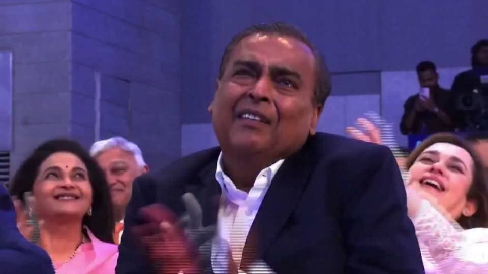 রিলায়েন্সের যাত্রার বিষয়ে অনন্ত কথা বলার সময় মুকেশ আম্বানির চোখ অশ্রুসজল হয়ে ওঠে।
