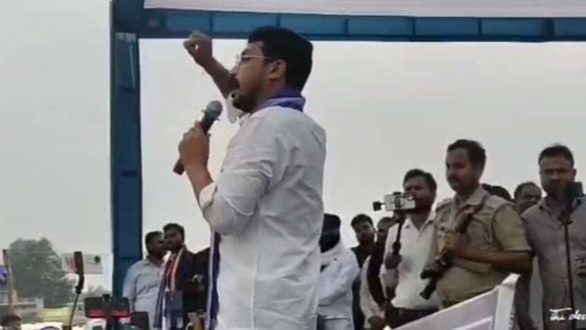 आजाद समाज पार्टी के अध्यक्ष और सांसद चन्द्रशेखर रावण ने गाजीपुर में एक जनसभा को सम्बोधित किया।चन्द्रशेखर रावण ने आगामी विधानसभा चुनाव के मद्देनजर जखनिया से आजाद समाज पार्टी के संभावित प्रत्याशी विनय सागर के समर्थन में सभा की।उन्होंने जखनिया क्षेत्र के अलीपुर मदरा गांव में सभा को संबोधित करते हुए चुनाव बैलेट पेपर के जरिये कराने की मांग की।इस दौरान उन्होंने बीजेपी सरकार पर निशाना साधते हुए पेपर लीक और भ्रष्टाचार जैसे मुद्दों का जिक्र किया।उन्होंने लोगो से आरक्षण के प्रति जागरूक रहने और संवैधानिक अधिकारों के प्रति सचेत रहने की अपील की।जनसभा में लोगो की भारी भीड़ रही।इस दौरान युवाओं के बीच खास उत्साह नजर आया। #GhazipurNews