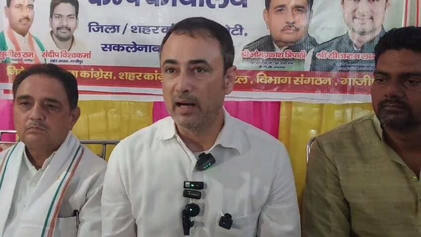 कांग्रेस की राष्ट्रीय मुहिम ‘वोट बचाओ-देश बचाओ’ के तहत पार्टी कार्यकर्ताओं ने आज गाजीपुर में जोरदार प्रदर्शन किया। एआईसीसी पर्यवेक्षक एवं राजस्थान के पूर्व मंत्री सीताराम लाम्बा और पीसीसी पर्यवेक्षक व पूर्व एमएलसी ओमप्रकाश त्रिपाठी के नेतृत्व में सकलेनाबाद स्थित कांग्रेस कैंप कार्यालय से पैदल मार्च निकाला गया। पैदल मार्च शहर के लंका होते हुए कचहरी स्थित जिलाधिकारी कार्यालय पहुंचा। इस दौरान कार्यकर्ताओं ने केंद्र की भाजपा सरकार के खिलाफ नारेबाजी करते हुए चुनावी प्रक्रिया में पारदर्शिता सुनिश्चित करने की मांग की। सीताराम लाम्बा ने मुख्य चुनाव आयुक्त ज्ञानेश कुमार की भूमिका और चुनावी व्यवस्था की निष्पक्षता पर सवाल उठाए। उन्होंने बताया कि कांग्रेस अध्यक्ष मल्लिकार्जुन खड़गे और लोकसभा में नेता प्रतिपक्ष राहुल गांधी के नेतृत्व में एक नवंबर को दिल्ली के रामलीला मैदान में विशाल रैली आयोजित की जाएगी। इसमें मुख्य चुनाव आयुक्त को पद से हटाने की मांग उठाई जाएगी।
बाईट-सीताराम लाम्बा,कांग्रेस नेता।
बाईट-ओमप्रकाश त्रिपाठी,कांग्रेस नेता।