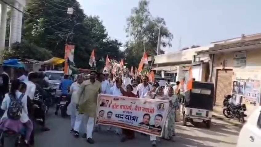 गाजीपुर।
कांग्रेस कार्यकर्त्ताओ ने किया प्रदर्शन।
चुनाव आयोग के खिलाफ निकाला मार्च।
सीईसी ज्ञानेश कुमार के इस्तीफे की मांग।
केंद्र सरकार के खिलाफ की जमकर नारेबाजी।
#GhazipurNews