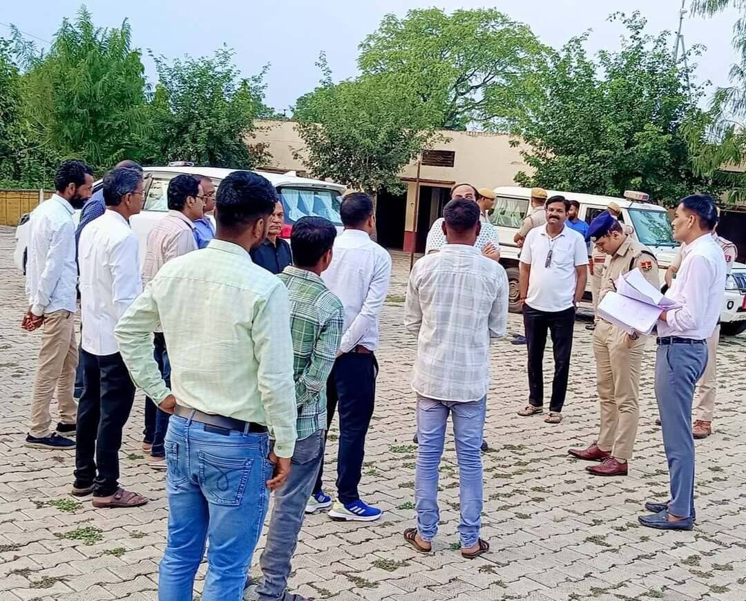 जिला कलेक्टर महोदय अजय सिंह राठौड़ एवं श्रीमान जिला पुलिस अधीक्षक अमित बुडानिया जी को क्षेत्र में सफल चुनाव संपन्न कराने पर आभार