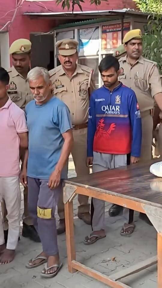 मंदिरों से मुकुट और गहने चुराने वाले परिवार का पर्दाफाश, चार गिरफ्तार
कैंची से काटकर मुकुट बेचने की तैयारी, इलेक्ट्रॉनिक कांटा और बाइक बरामद; प्रतापगढ़ और रायबरेली के कई मंदिरों में चोरी की जांच
प्रतापगढ़ के संग्रामगढ़ पुलिस ने मंदिरों से मुकुट और आभूषण चोरी करने के आरोप में एक महिला, उसके पति और दो बेटों को गिरफ्तार किया है। पुलिस ने आरोपियों के कब्जे से दो मुकुट, मंदिरों के आभूषण, इलेक्ट्रॉनिक कांटा, कैंची और एक बाइक बरामद की है। पुलिस के अनुसार, आरोपी चोरी का सामान बेचने की तैयारी में थे।
सोमवार सुबह पुलिस को सूचना मिली कि कुछ लोग चोरी का सामान बेचने जा रहे हैं। इसके बाद थानाध्यक्ष सिद्धार्थ सिंह के नेतृत्व में पुलिस टीम ने कार्रवाई की। टीम में उपनिरीक्षक शिवशरण यादव, कांस्टेबल वीरपाल, कुलदीप यादव, आशुतोष सिंह और महिला कांस्टेबल प्रिया शामिल रहीं। पुलिस ने सरैया नौढिया निवासी किरण देवी, उसके पति गिरीश कुमार और बेटों रोहित कुमार को गिरफ्तार करके जेल भेजा।