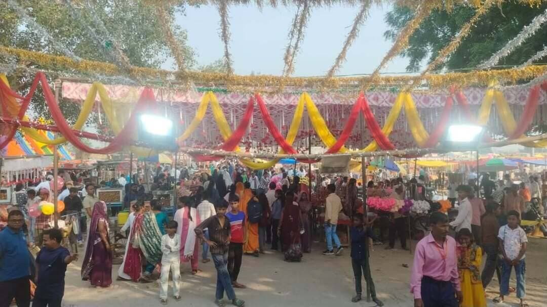 रानीगंज के मिर्जापुर चौहारी में शरद पूर्णिमा को लगने वाले विशाल मेले में जुटी महिलाओं और बच्चों की भीड़, मेले में गुड की जलेबी और चाट फुल्की का लोगो ने आनंद उठाया और घरेलू सामान की खरीददारी भी की, वही मेले में पुलिस और प्रशासन की मौजूदगी में भगवान श्री राम ने रावण के पुतले को तीर मारा और फिर पुतले का दहन किया गया। श्रद्धालुओं ने भगवान की आरती और पूजा की ।