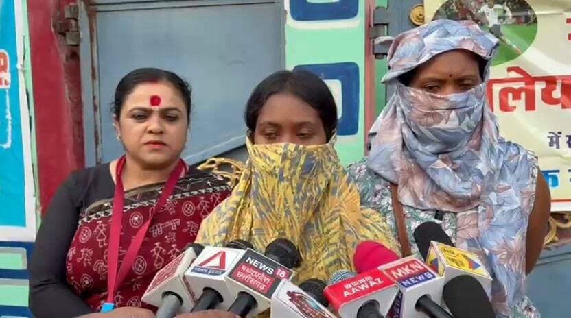 अब बताइए स्कूलों की हालत ऐसी हो गई है कि छात्रों को चोरी का आरोप लगाकर स्कूल से निकाला जा रहा है गजब के खेल जारी शिक्षा अधिकारी आखिर मौन क्यों ये भी बड़ा सवाल है