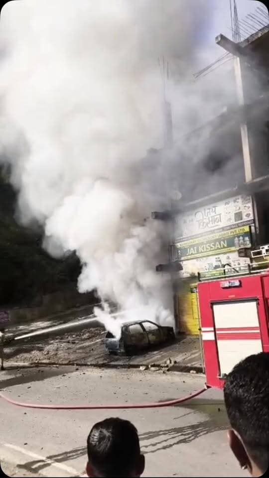 पटाखा दुकान में फटे पटाखे, लगी भीषण आग, अल्टो भी आ गई चपेट में, दिवाली के मौके पर रहें सावधान…सोलन से खबर..