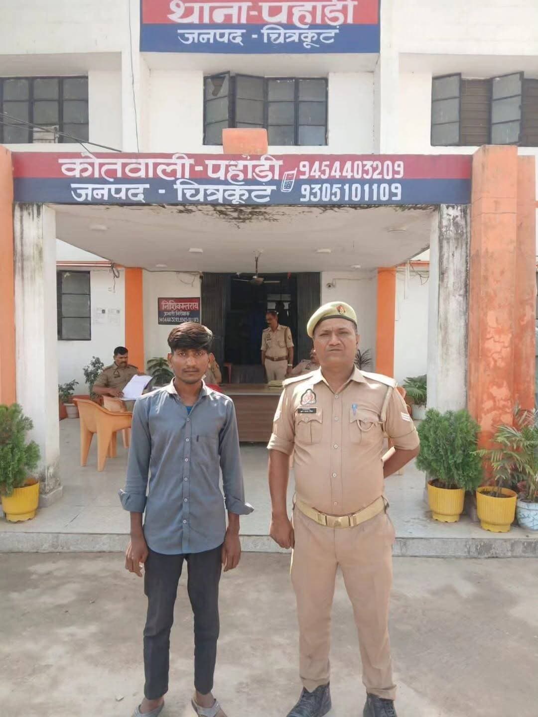 थाना पहाड़ी पुलिस टीम ने नाबालिग बालिका को बहला-फुसलाकर ले जाने एवं दुष्कर्म करने के वांछित अभियुक्त को किया गिरफ्तार.पुलिस अधीक्षक चित्रकूट अरुण कुमार सिंह के कुशल निर्देशन में वांछित/वारण्टी अभियुक्तों की गिरफ्तारी हेतु चलाये जा रहे अभियान के क्रम में क्षेत्राधिकारी राजापुर श्री यामीन अहमद के पर्यवेक्षण में प्रभारी निरीक्षक पहाड़ी श्री निशिकान्त राय के मार्गदर्शन में थाना पहाड़ी पुलिस टीम द्वारा नाबालिग बालिका को बहला-फुसलाकर ले जाने एवं दुष्कर्म करने के वांछित अभियुक्त को गिरफ्तार किया गया।दिनांक 14.10.2026 को थाना क्षेत्रान्तर्गत निवासी एक वादी द्वारा थाना पहाड़ी पर सूचना दी गयी कि उनकी की पुत्री घर से पढ़ने के लिए गई थी जो वापस घर नही आई। इस सूचना पर थाना पहाड़ी में मु0अ0सं0 208/26 धारा 87 बीएनएस अज्ञात पंजीकृत किया गया। विवेचना से प्रकाश में आए अभियुक्त मोनू पुत्र बोडीलाल निवासी ओदहा थाना सरधुवा को गिरफ्तार किया गया।विवेचक द्वारा पीड़िता को बरामद कर माननीय न्यायालय में अन्तर्गत धारा 183 बीएनएसएस के तहत बयान दर्ज कराया गया। पीड़िता की बयान/मेडीकल के आधार पर मुकदमा उपर्युक्त में धारा 87 बीएनएस का लोप कर धारा 137(2), 64(1) व 3/4 पॉक्सो एक्ट की बढ़ोतरी की गयी। ।
