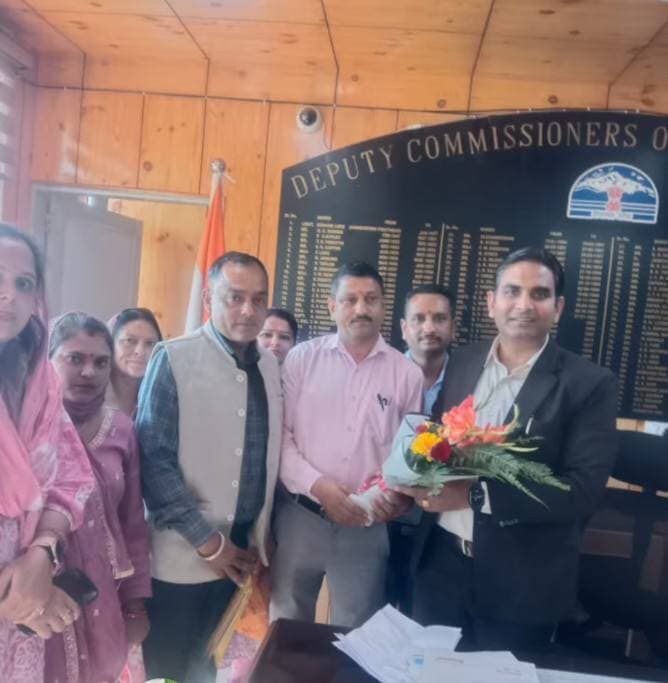 जनहित के विकास कार्यों को लेकर उपायुक्त कांगड़ा से मिला ग्राम पंचायत कलोहा का प्रतिनिधिमंडल
कलोहा पंचायत के विकास कार्यों की प्रगति पर चर्चा, समस्याओं के स्थायी समाधान की उठाई मांग
सवेरा न्यूज:प्रदीप ठाकुर
रक्कड़ :28 अक्टूबर:ग्राम पंचायत कलोहा के विकास कार्यों को गति देने तथा जनहित से जुड़े महत्वपूर्ण मुद्दों के समाधान के उद्देश्य से पंचायत प्रतिनिधिमंडल ने उपायुक्त कांगड़ा हेमराज से मुलाकात की। इस दौरान पंचायत क्षेत्र में चल रहे एवं प्रस्तावित विकास कार्यों की प्रगति पर चर्चा की गई। साथ ही, स्थानीय जनता से जुड़े विभिन्न मुद्दों से उपायुक्त को अवगत करवाया गया।
प्रतिनिधिमंडल में ग्राम पंचायत प्रधान महेंद्र सिंह, उपप्रधान दिलजीत सिंह, वार्ड पंच पंकज चौधरी, पूनम, नेहा, सरला देवी और सोमलता शामिल रहे। पंचायत प्रतिनिधियों ने कलोहा क्षेत्र में जनहित से जुड़े महत्वपूर्ण कार्यों की जानकारी उपायुक्त के समक्ष रखी तथा संबंधित विषयों से जुड़े आवश्यक दस्तावेज भी प्रस्तुत किए।
पंचायत प्रतिनिधियों ने उम्मीद जताई कि उपायुक्त हेमराज क्षेत्र की समस्याओं को गंभीरता से समझते हुए उनके समाधान के लिए उचित कदम उठाएंगे, ताकि स्थानीय लोगों को राहत मिल सके और विकास कार्यों को आगे बढ़ाया जा सके।
इस अवसर पर पंचायत प्रतिनिधियों ने कहा कि पंचायत का मुख्य उद्देश्य जनता की समस्याओं को प्रशासन तक पहुंचाना और उनके स्थायी समाधान के लिए प्रयास करना है। उन्होंने जनहित के मुद्दों को प्राथमिकता देने तथा विकास कार्यों को गति प्रदान करने की प्रतिबद्धता भी जताई।
अंत में ग्राम पंचायत कलोहा के प्रतिनिधियों एवं समस्त पंचायतवासियों की ओर से उपायुक्त कांगड़ा हेमराज का आभार व्यक्त किया गया। पंचायत प्रतिनिधियों ने कहा कि जनहित के कार्यों के लिए प्रशासन और पंचायत के बीच बेहतर समन्वय से क्षेत्र के विकास को नई दिशा मिल सकती है।