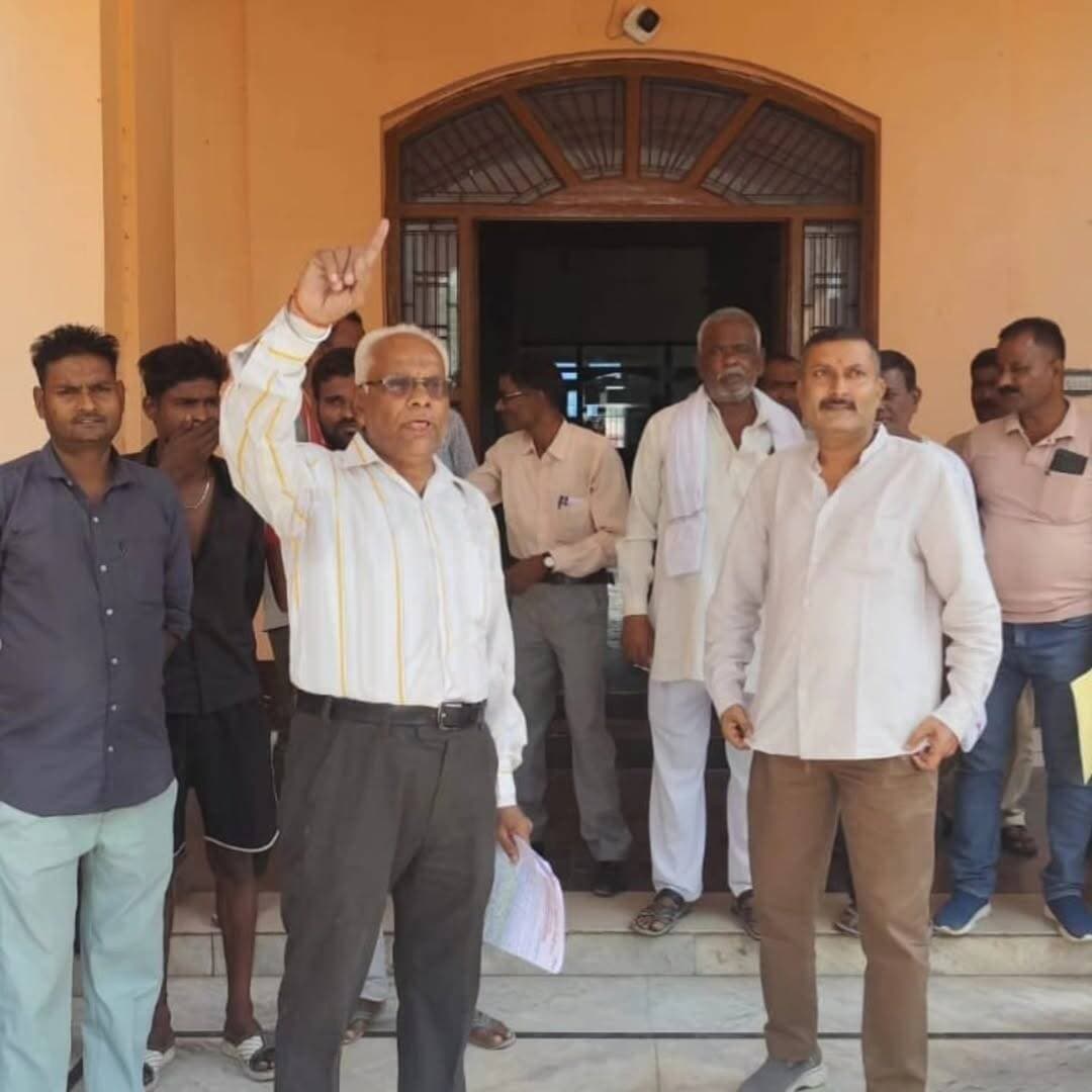24 निर्माण कार्यों का भुगतान न मिलने पर ठेकेदारों ने पालिका में किया हंगामा
एडीएम के आदेश के बाद भी भुगतान लंबित होने का आरोप, ईओ को ज्ञापन देकर मांगी धनराशि
कोंच। नगर पालिका परिषद कोंच में 24 निर्माण कार्यों का भुगतान लंबित होने से नाराज दो ठेकेदारों ने मंगलवार को पालिका कार्यालय में हंगामा किया और पालिकाध्यक्ष के खिलाफ नारेबाजी की। ठेकेदारों ने आरोप लगाया कि एडीएम के आदेश के बाद भी उनकी बकाया धनराशि का भुगतान नहीं किया गया है। उन्होंने ईओ को ज्ञापन देकर जल्द भुगतान कराने की मांग की।
मोहल्ला सुभाष नगर निवासी ठेकेदार जितेंद्र सिंह और विनय प्रताप सिंह ने ज्ञापन में बताया कि उन्होंने पालिका के कार्यादेश के अनुसार नगर में 24 निर्माण कार्य पूरे कराए थे। काफी समय बीतने के बाद भी भुगतान नहीं हुआ तो उन्होंने स्थानीय स्तर से लेकर एडीएम एवं प्रभारी अधिकारी स्थानीय निकाय तक शिकायत की। ठेकेदारों के अनुसार, एडीएम ने ईओ और पालिकाध्यक्ष को लंबित धनराशि का तत्काल भुगतान करने के आदेश दिए थे, लेकिन अब तक भुगतान नहीं किया गया।ठेकेदारों ने कहा कि भुगतान न होने से उन्हें आर्थिक परेशानी का सामना करना पड़ रहा है। त्योहारी सीजन में वे श्रमिकों की मजदूरी और निर्माण सामग्री विक्रेताओं का बकाया नहीं चुका पा रहे हैं। इससे श्रमिक और विक्रेता उन पर भुगतान के लिए दबाव बना रहे हैं।ज्ञापन में उन्होंने यह भी मांग की कि पालिकाध्यक्ष के समक्ष भेजी जाने वाली पत्रावलियों पर प्राप्ति के हस्ताक्षर और तारीख अंकित कराई जाए, ताकि बाद में पिछली तारीखों में नोटिस जारी करने या अभिलेखों में हेराफेरी की आशंका न रहे। वहीं, ठेकेदार जितेंद्र सिंह ने पालिकाध्यक्ष पर चार लाख रुपये उधार लेकर वापस न करने और लंबित भुगतान से संबंधित कागजों पर ईओ के हस्ताक्षर होने के बावजूद पालिकाध्यक्ष के हस्ताक्षर न किए जाने का मौखिक आरोप लगाया। ज्ञापन पर लेबर ठेकेदार चंद्रभान, राजा सहित अन्य के हस्ताक्षर हैं।
ठेकेदारों के भुगतान बकाया होने की जानकारी नहीं है। इस संबंध में ईओ से पत्राचार कर भुगतान अब तक न होने का कारण पता करेंगे। वहीं, ठेकेदार जितेंद्र सिंह द्वारा उधार लिए गए रुपये वापस न करने के लगाए गए आरोप पूरी तरह गलत हैं। गलत आरोप लगाने को लेकर संबंधित ठेकेदार के खिलाफ विधिक कार्रवाई की जाएगी।
प्रदीप गुप्ता, पालिकाध्यक्ष