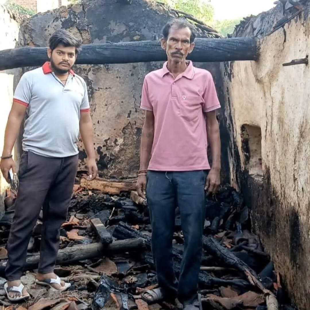 कच्चे घर में आग लगने से 10 कुंतल गेहूं और भूसा जला, भैंस-बकरी झुलसीं
दमकल ने कड़ी मशक्कत के बाद आग पर पाया काबू, पीड़ित ने मांगी आर्थिक सहायता
कोंच। कैलिया थाना क्षेत्र के बोहरा गांव में मंगलवार सुबह एक कच्चे घर में अचानक आग लगने से 10 कुंतल गेहूं, चार कुंतल भूसा और अन्य सामान जलकर नष्ट हो गया। आग की चपेट में आने से वहां बंधी एक भैंस और बकरी भी झुलस गईं। सूचना पर पहुंची दमकल की गाड़ी ने कड़ी मशक्कत के बाद आग पर काबू पाया। आग लगने का कारण स्पष्ट नहीं हो सका है।
बोहरा गांव निवासी किसान भगवान सिंह परिहार ने अपने पशुओं के लिए कच्चा घर बना रखा है। मंगलवार सुबह अचानक घर में आग लग गई। आग की ऊंची लपटें और धुएं का गुबार उठता देख ग्रामीणों में अफरा-तफरी मच गई। मौके पर लोगों की भीड़ जुट गई और ग्रामीणों ने अपने स्तर से आग बुझाने का प्रयास किया, लेकिन सफलता नहीं मिली। इसके बाद दमकल विभाग को सूचना दी गई। मौके पर पहुंची दमकल की गाड़ी ने काफी मशक्कत के बाद आग बुझाई। तब तक घर में रखा 10 कुंतल गेहूं, चार कुंतल भूसा और अन्य सामान जलकर राख हो चुका था। वहीं, घर में बंधी भैंस और बकरी भी आग की चपेट में आने से झुलस गईं। पीड़ित किसान भगवान सिंह ने आग से हुए नुकसान को देखते हुए प्रशासन से आर्थिक सहायता दिलाने की मांग की है। एसडीएम अनीता देवी ने बताया कि घटना की जानकारी मिलते ही लेखपाल और पशु चिकित्सकों की टीम को तत्काल मौके पर भेजा गया है। नुकसान का आकलन कराया जा रहा है। पीड़ित को नियमानुसार आर्थिक सहायता दिलाई जाएगी।