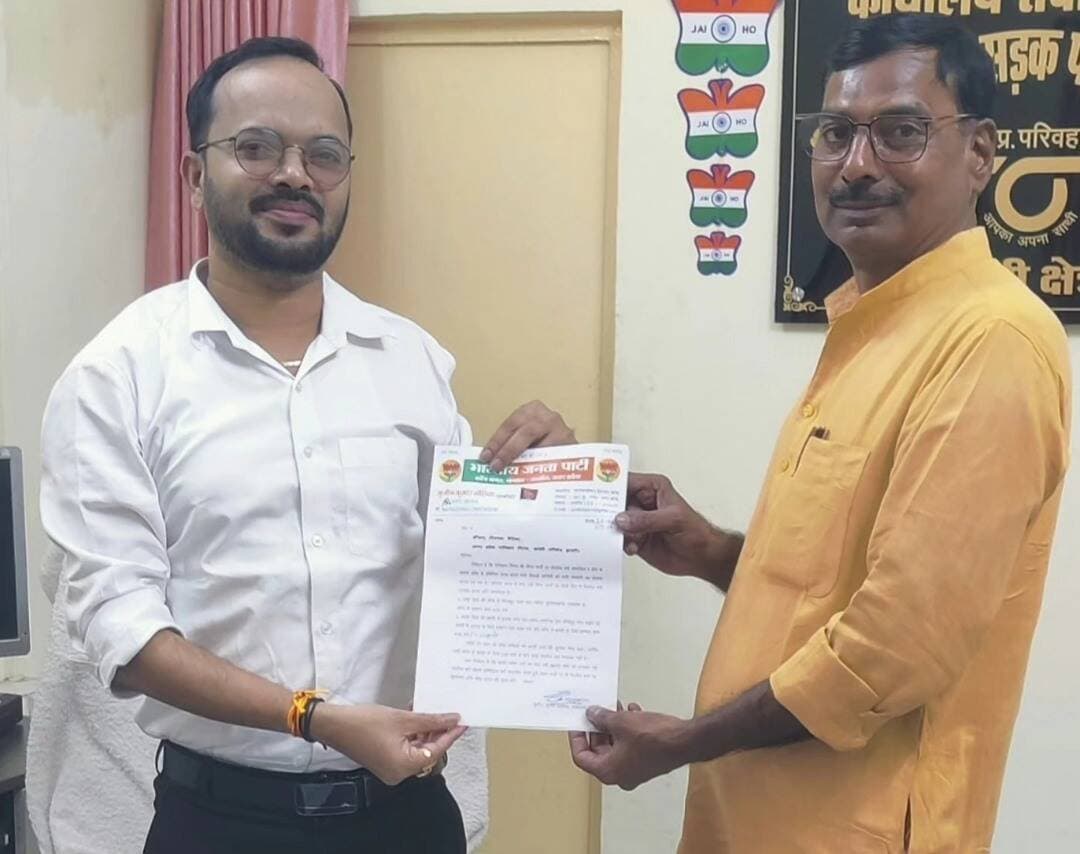 त्योहारी सीजन में कोंच से विभिन्न मार्गों पर बसें चलाने की मांग
झांसी डिपो से सुबह छह बजे इटावा और शाम सात बजे कोंच से झांसी बस चलाने का सुझाव
कोंच। त्योहारी सीजन में यात्रियों की सुविधा के लिए नगर पालिका परिषद कोंच के नामित सभासद एवं भाजपा के पूर्व नगर अध्यक्ष सुनील लोहिया ने मंगलवार को झांसी में उत्तर प्रदेश राज्य सड़क परिवहन निगम के क्षेत्रीय प्रबंधक उमेश मौर्य को ज्ञापन सौंपा। उन्होंने कोंच क्षेत्र से विभिन्न मार्गों पर बसों का संचालन शुरू कराने और पुरानी बसों के स्थान पर नई बसें चलाने की मांग की।
ज्ञापन में सुनील लोहिया ने झांसी डिपो से झांसी-इटावा मार्ग पर वाया एट, कोंच, माधौगढ़ और भीखेपुर सुबह छह बजे बस चलाने का सुझाव दिया। साथ ही कोंच से झांसी के लिए शाम सात बजे बस संचालित करने की मांग की, जिससे देर शाम भी यात्रियों को झांसी जाने की सुविधा मिल सके। उन्होंने उरई डिपो की बस कोंच से चित्रकूट तक वाया राठ-महोबा और बुंदेलखंड एक्सप्रेसवे होकर सुबह छह बजे चलाने का भी सुझाव दिया। इसके अलावा झांसी-कोंच मार्ग पर चल रहीं पुरानी बसों के स्थान पर नई और वातानुकूलित इलेक्ट्रिक बसों का संचालन कराने की मांग की। उन्होंने कहा कि बसों का व्यवस्थित संचालन होने से क्षेत्र के हजारों यात्रियों को प्रतिदिन आवागमन में सुविधा मिलेगी।