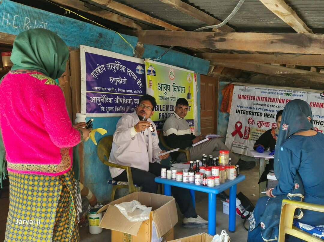 रूनुकोठी में आयुष विभाग का निःशुल्क चिकित्सा शिविर, 72 लोगों की हुई स्वास्थ्य जाँच
दूरदराज के ग्रामीणों को घर के नजदीक मिली स्वास्थ्य सुविधा, निःशुल्क दवाइयां भी वितरित
हिमाचल 84 टीवी ब्यूरो भरमौर, 27 अक्टूबर।
जनजातीय क्षेत्र भरमौर की ग्राम पंचायत रूनुकोठी में मंगलवार को आयुष विभाग की मोबाइल मेडिकल यूनिट चंबा की ओर से एकदिवसीय निःशुल्क चिकित्सा शिविर आयोजित किया गया। जिला आयुष अधिकारी डॉ. अनीता शर्मा के निर्देशानुसार आयोजित इस शिविर में कुल 72 लोगों के स्वास्थ्य की जाँच की गई और उन्हें आवश्यक स्वास्थ्य सेवाएं उपलब्ध करवाई गईं।
शिविर का मुख्य उद्देश्य जनजातीय क्षेत्र के दुर्गम एवं दूरदराज के गांवों में रहने वाले लोगों को उनके घर के नजदीक स्वास्थ्य सुविधाएं उपलब्ध करवाना और उन्हें स्वास्थ्य के प्रति जागरूक करना रहा।
शिविर के दौरान ग्रामीणों के ब्लड प्रेशर (बीपी), ब्लड शुगर और हीमोग्लोबिन (एचबी) की निःशुल्क जाँच की गई। इसके साथ ही जरूरतमंद लोगों को निःशुल्क दवाइयां वितरित की गईं। लोगों को विभिन्न स्वास्थ्य संबंधी विषयों पर जागरूक करने के लिए सूचना, शिक्षा एवं संचार (आईईसी) सामग्री भी उपलब्ध करवाई गई।
इस दौरान डॉ. राजिंदर ठाकुर, डॉ. प्रदीप ठाकुर, आयुर्वेदिक फार्मेसी अधिकारी दलीप जारयाल, प्यार सिंह तथा चतुर्थ श्रेणी कर्मचारी तिलक और राजकुमार ने अपनी सेवाएं प्रदान कीं। सभी कर्मचारियों ने शिविर के सफल आयोजन में महत्वपूर्ण भूमिका निभाई। वहीं, उपमंडलीय आयुर्वेदिक चिकित्सा अधिकारी डॉ. राजेश कुमार ने भी शिविर के संचालन में सहयोग दिया।
आयुष विभाग की इस पहल से ग्रामीणों को स्वास्थ्य जाँच, आवश्यक दवाइयों और स्वास्थ्य संबंधी जानकारी का लाभ मिला। ऐसे शिविर विशेष रूप से जनजातीय क्षेत्रों में रहने वाले लोगों के लिए उपयोगी साबित होते हैं, क्योंकि इनके माध्यम से ग्रामीणों को स्वास्थ्य सेवाओं के लिए दूरदराज के अस्पतालों तक जाने की आवश्यकता कम होती है। साथ ही, नियमित स्वास्थ्य जाँच से बीमारियों की समय रहते पहचान करने और लोगों को स्वास्थ्य के प्रति जागरूक बनाने में भी मदद मिलती है।
आयुष विभाग की ओर से आयोजित यह शिविर जनजातीय क्षेत्र में स्वास्थ्य सुविधाओं की पहुँच बढ़ाने और ग्रामीणों को बेहतर स्वास्थ्य सेवाएं उपलब्ध करवाने की दिशा में एक सराहनीय पहल रही।