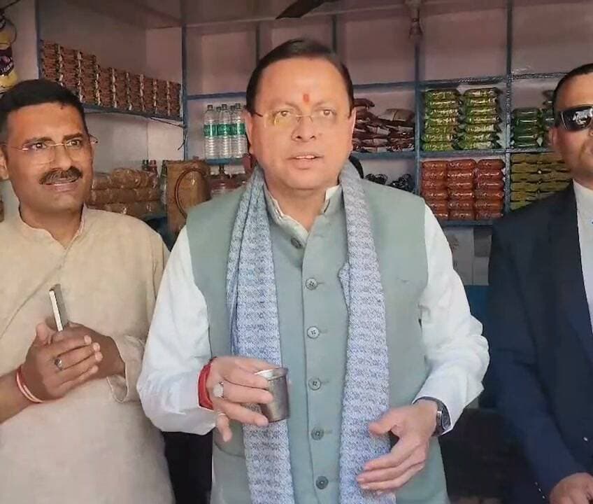 गैरसैंण से सड़क मार्ग से सफर कर मुख्यमंत्री धामी ने खुद परखी सड़कों की गुणवत्ता।
श्रीनगर से देहरादून तक सड़क मार्ग से किया सफर, जगह-जगह रुककर लिया सड़कों की स्थिति का जायजा।
जहां दिखीं कमियां, वहां अधिकारियों को दिए सख्त निर्देश।
Pushkar Singh Dhami